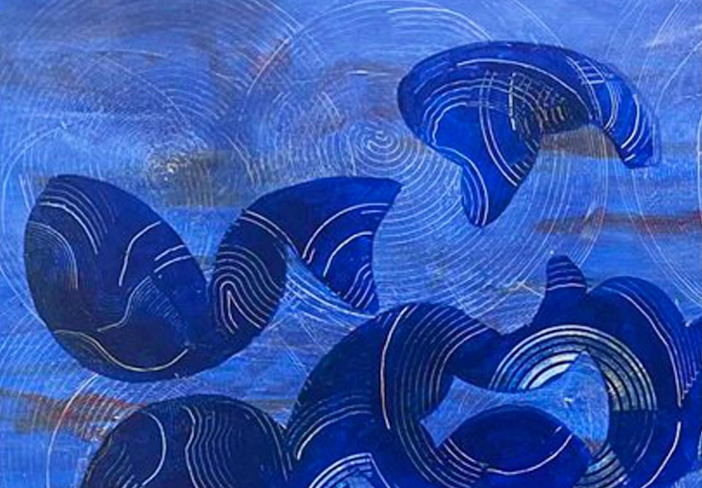 In Outside In schafft Andra Samelson ein hypnotisierendes Feld aus tiefen Blautönen und wellenförmigen Formen, die in ständiger Bewegung zu schweben scheinen. Pigmentschichten und komplizierte Linienführung suggerieren plätscherndes Wasser,