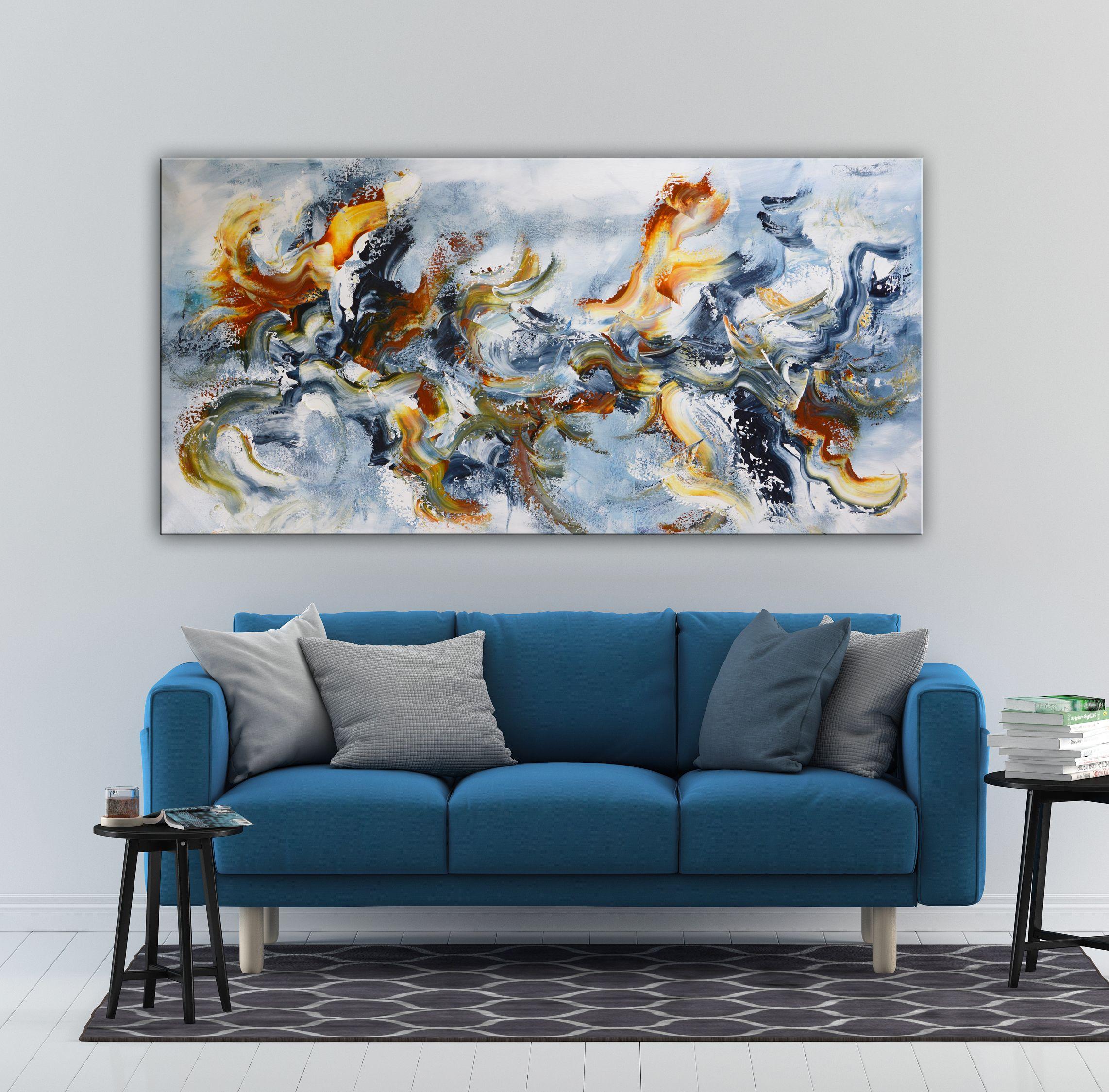 Obra de arte abstracta moderna de gran tamaño en azul oscuro, azul claro, azul marino, naranja y blanco y negro, pintada con pintura acrílica profesional sobre lienzo.    - Título Plumas  - Medio: Técnica mixta  - Soporte: lona enrollada  - Tamaño: