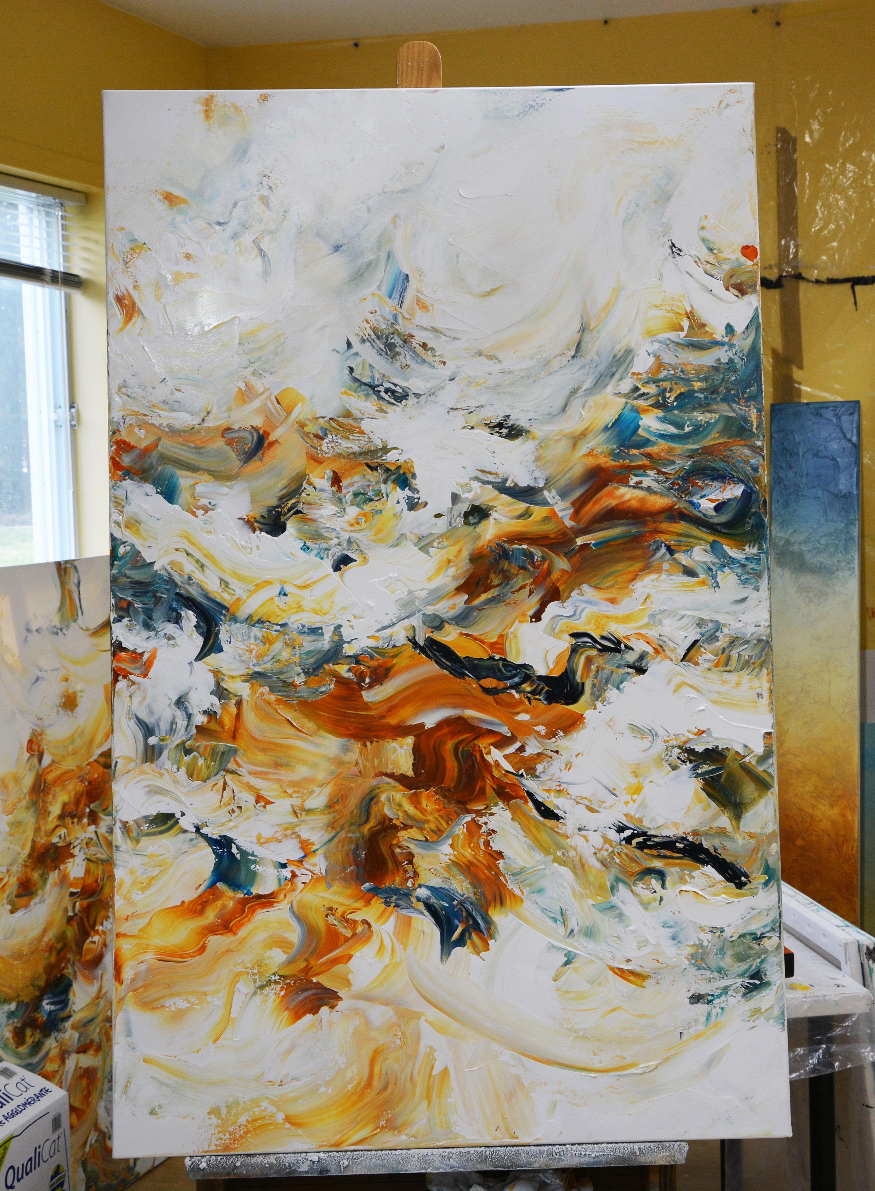 Quadro astratto multicolore con arancione, giallo, diverse tonalità di blu e bianco. I colori vivaci e i toni decisi creano uno stato d'animo felice e sereno.  - Titolo: All'improvviso  - Medium: tecnica mista  - Supporto: tela tesa, pronta da
