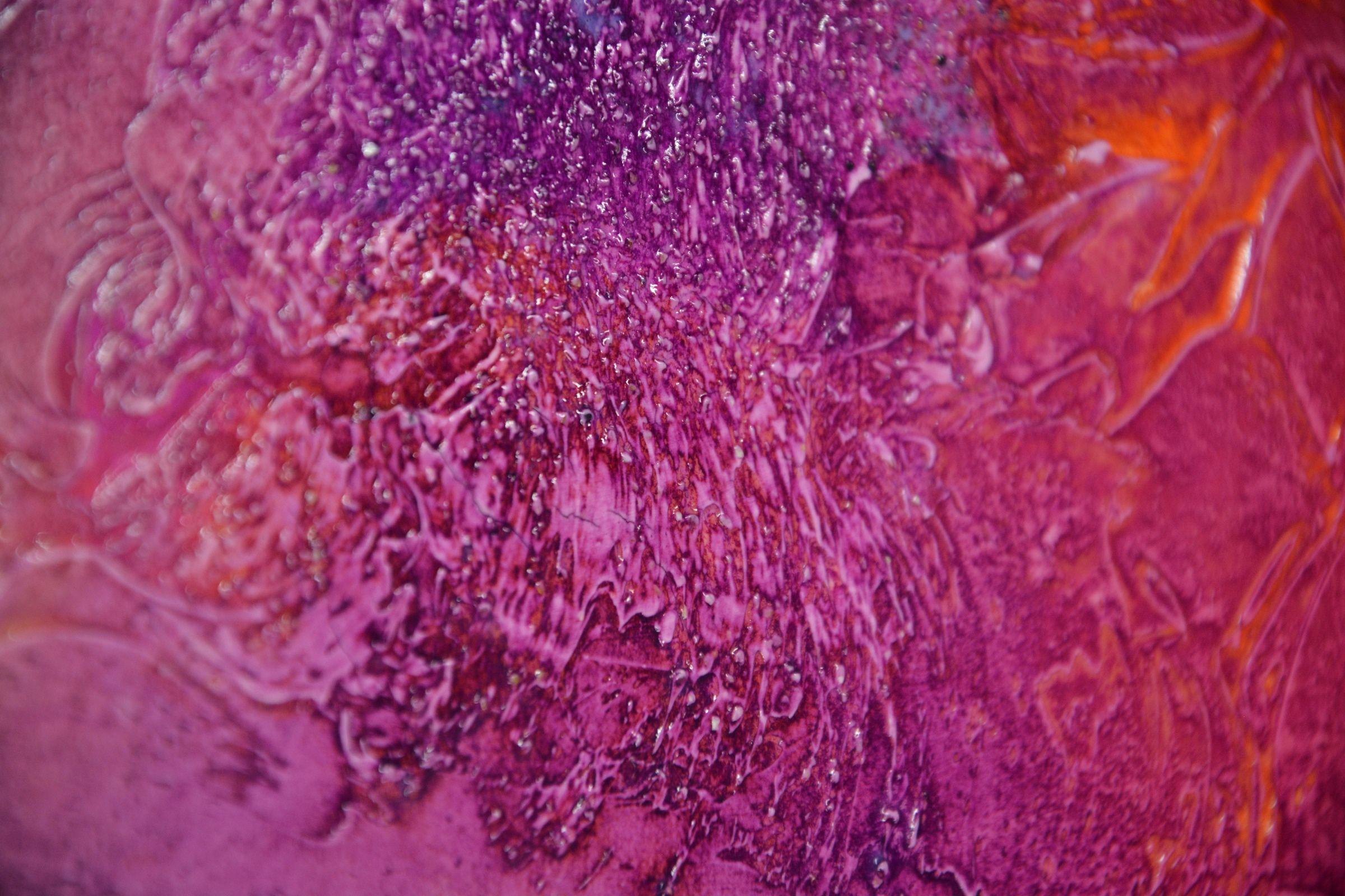 Questo quadro astratto originale a 5 pannelli è un'opera testuale con colori vivaci e audaci di rosa, viola reale, viola, lilla, blu e arancione, con bellissimi dettagli e texture. Ogni pannello presenta tratti e toni di coltello diversi e