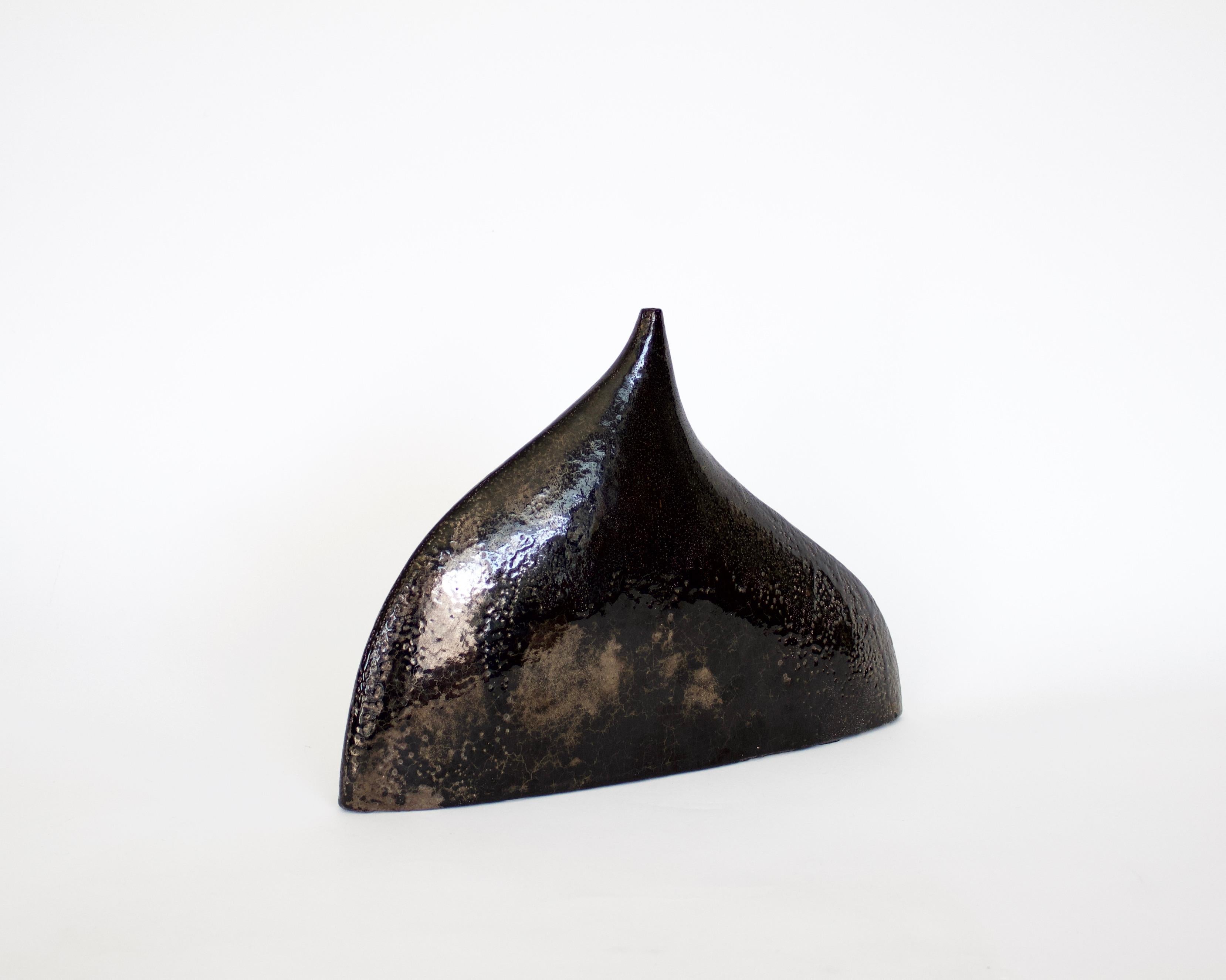 Vase sculptural en céramique française d'Andre Brilliante, d'un brun noir brillant avec des éclats de cuivre. C1966.
Semblable à celui de la photo du livre, Andre Masson par Thomas Leporrier, p 183.