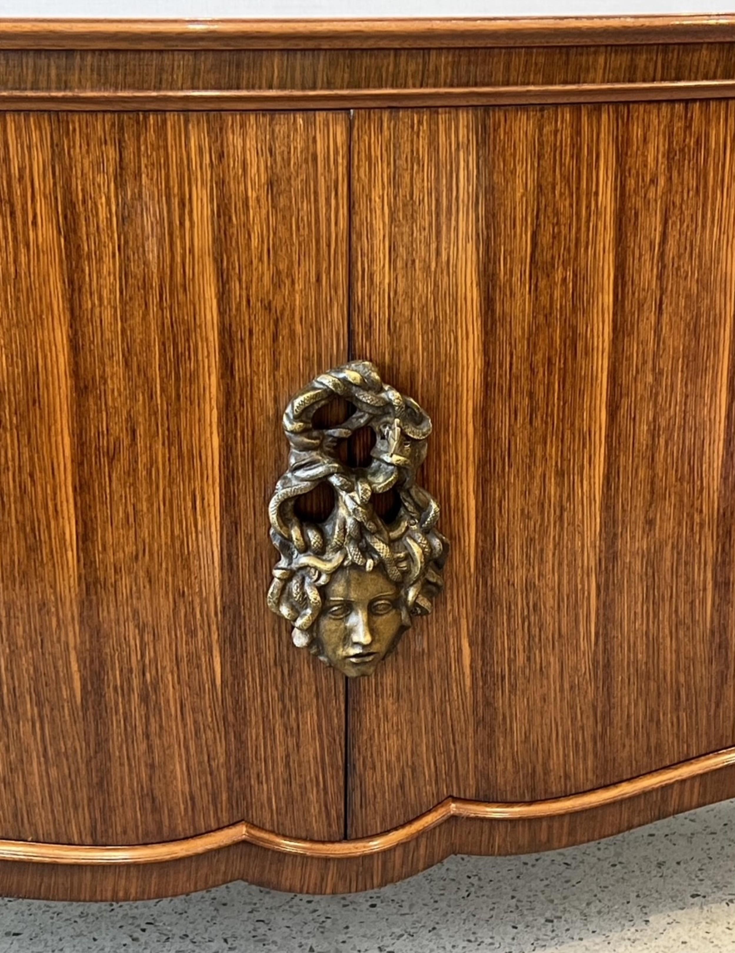 Commode / buffet a 2 ante in mogano chiaro della metà del secolo scorso con una montatura in bronzo centrata che poggia su gambe anteriori a cabriola (di Andre Arbus, bronzo disegnato da Vadim Androusov)