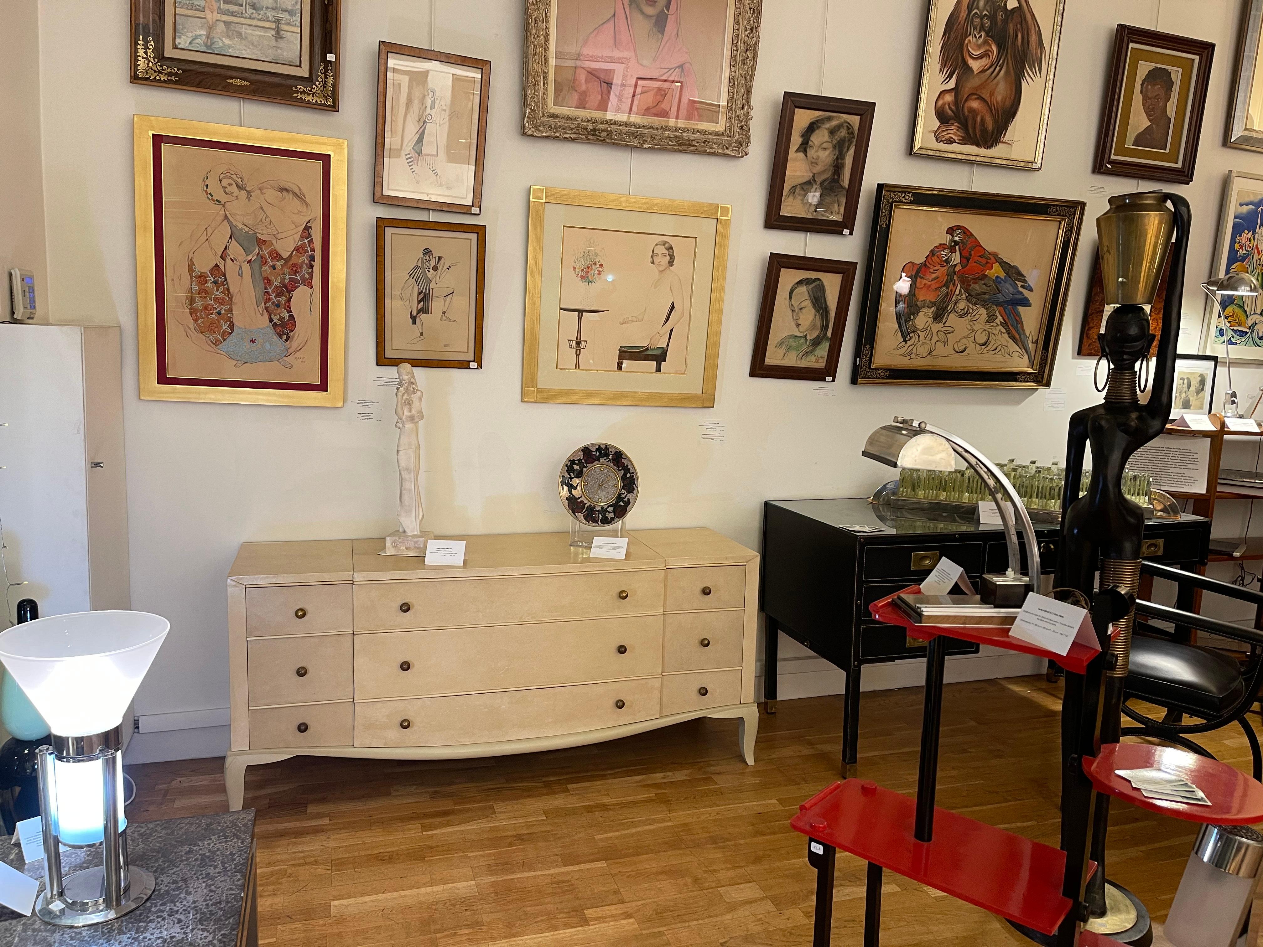 André Arbus (1903-1969), a French cabinetmaker and decorator, is recognized for his refined neoclassical style that blends elegance and tradition. Trained at the Beaux-Arts and rooted in his family's craftsmanship, he distinguished himself at the