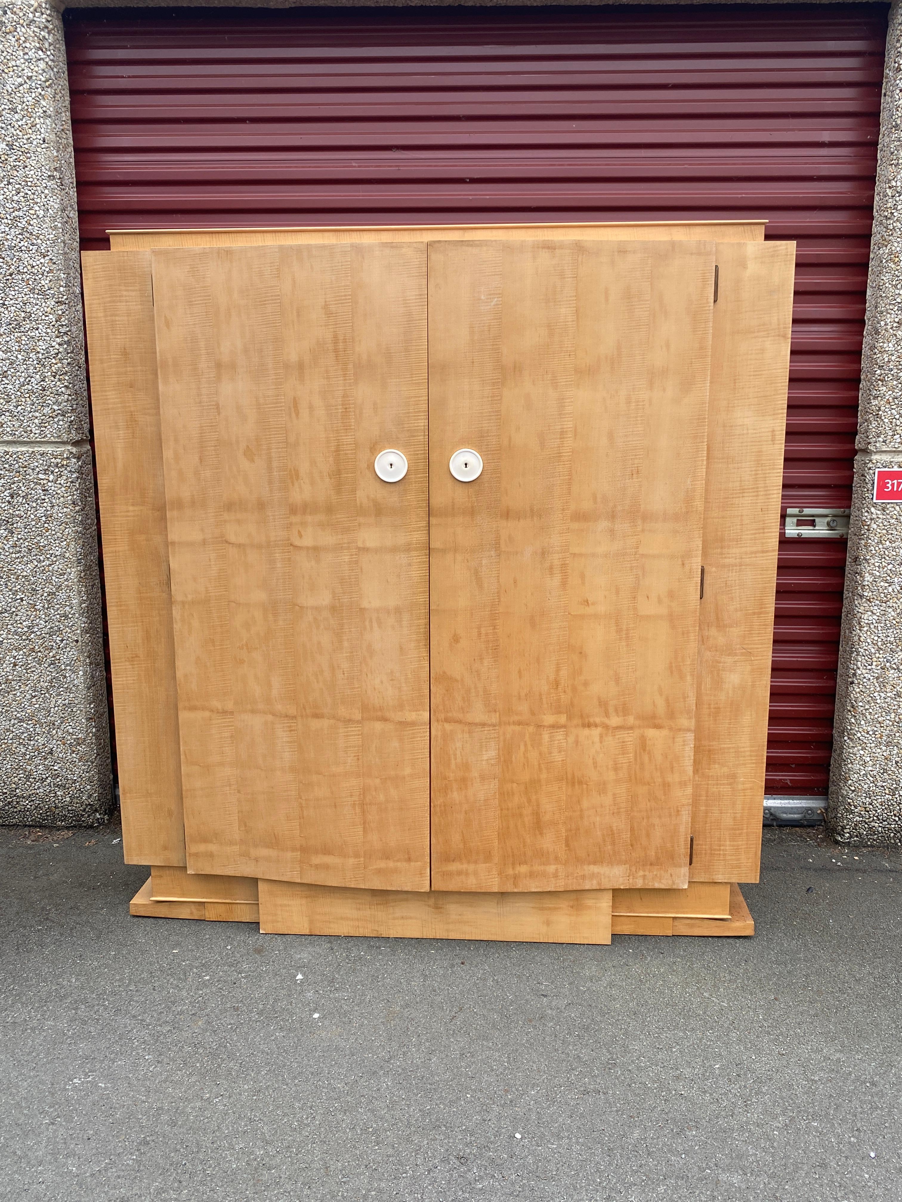 André Arbus (1903-1969) 
Elegante armoire art déco en placage sycomore 1935 bel intérieur belles poignées. 
2 tables de chevet et un lit sont également disponibles 
la facture d'achat de 1935 est jointe aux photos