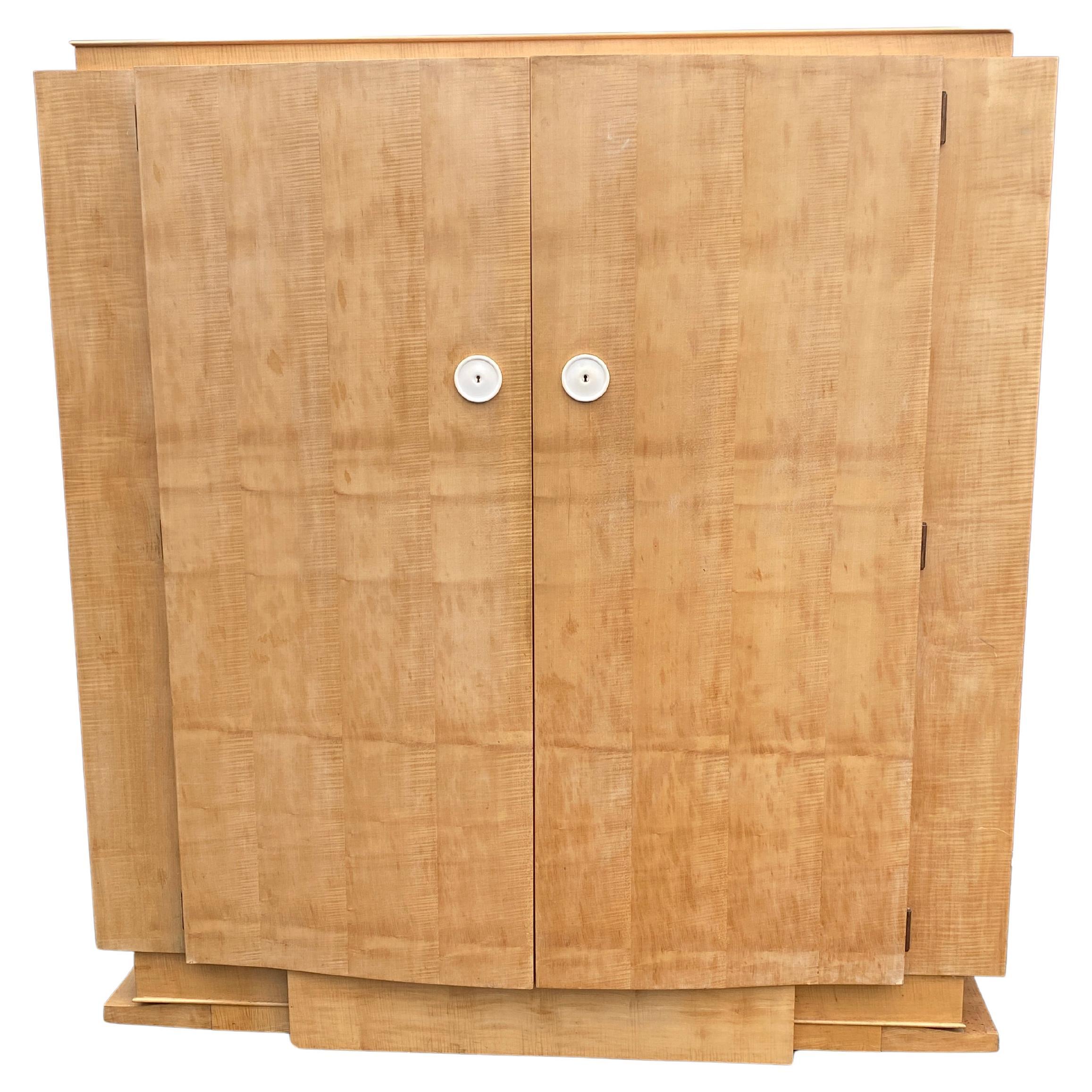 "André Arbus (1903-1969) Elegante armoire art déco en sycomore circa 1935". en vente