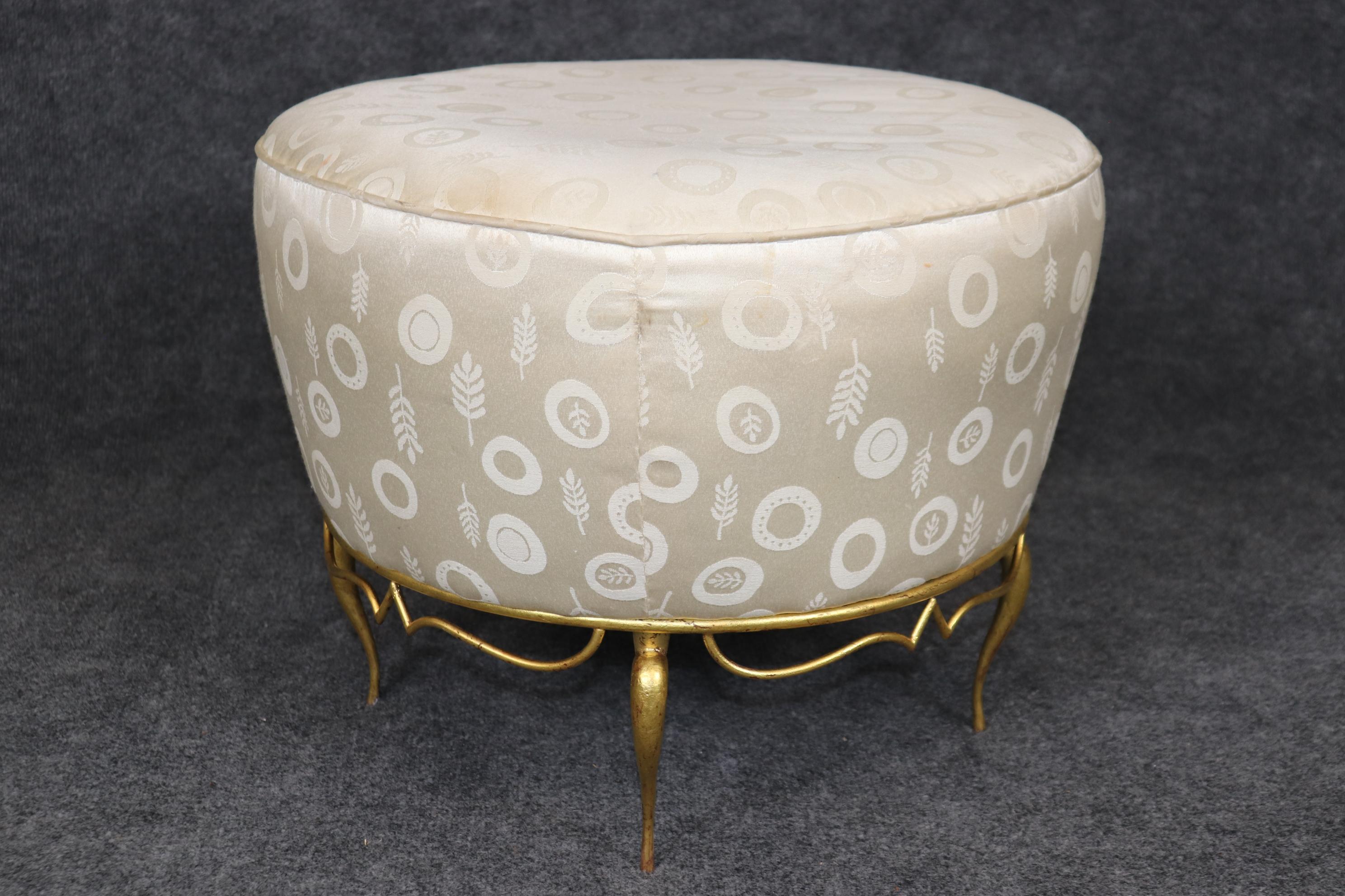 Si tratta di un superbo sgabello Art Deco degli anni '20 in ferro con una luminosa foglia d'oro in stile circolare. Lo sgabello è assolutamente meraviglioso, unico e difficile da trovare. La tappezzeria è buona ma presenta un'ammaccatura su un lato
