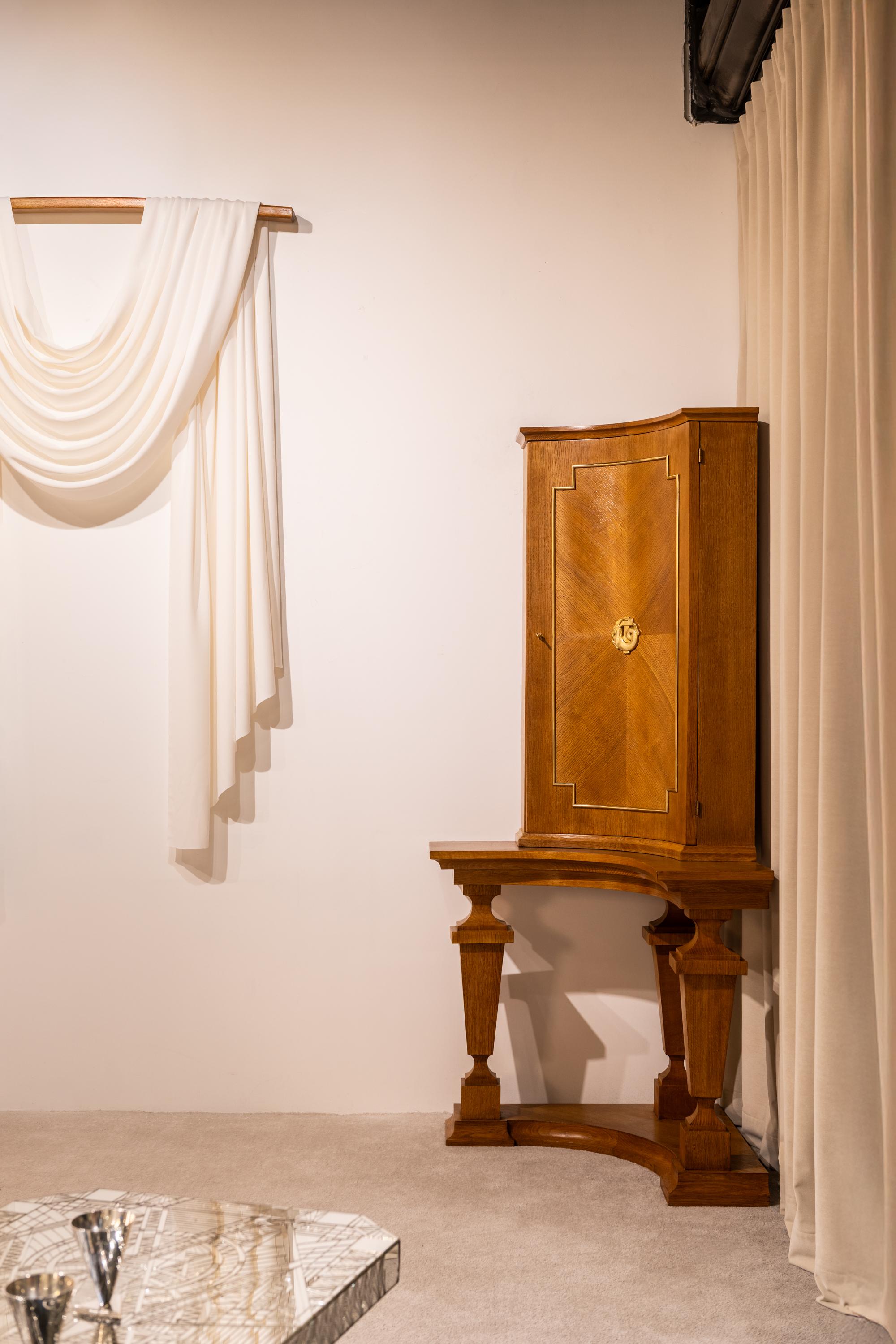 André Arbus attr. Paar Eckschränke Eichenfurnier und Bronze 1940er Jahre im Angebot 9