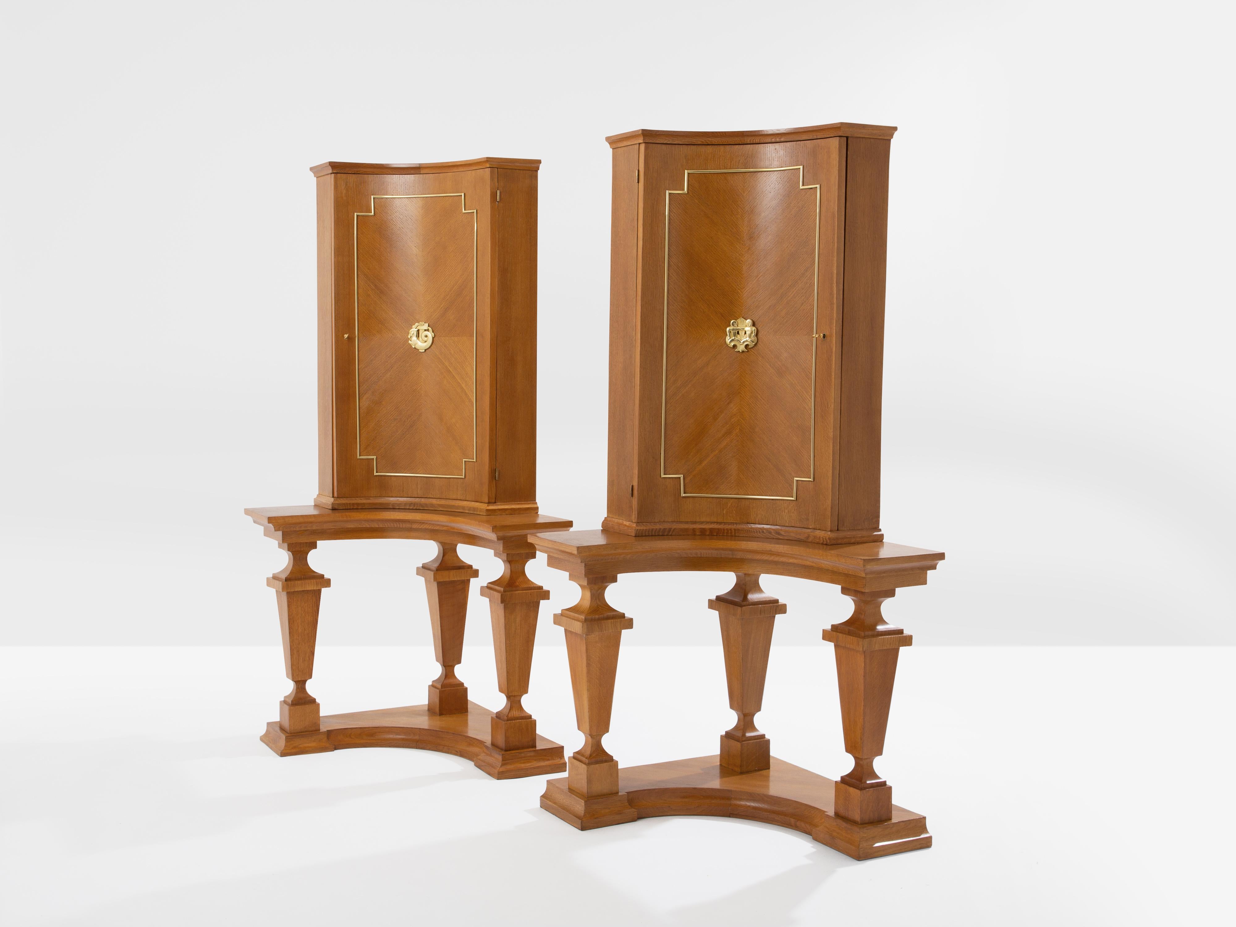 Art Déco André Arbus attr. coppia di armadi angolari impiallacciati in quercia e bronzo anni '40 in vendita