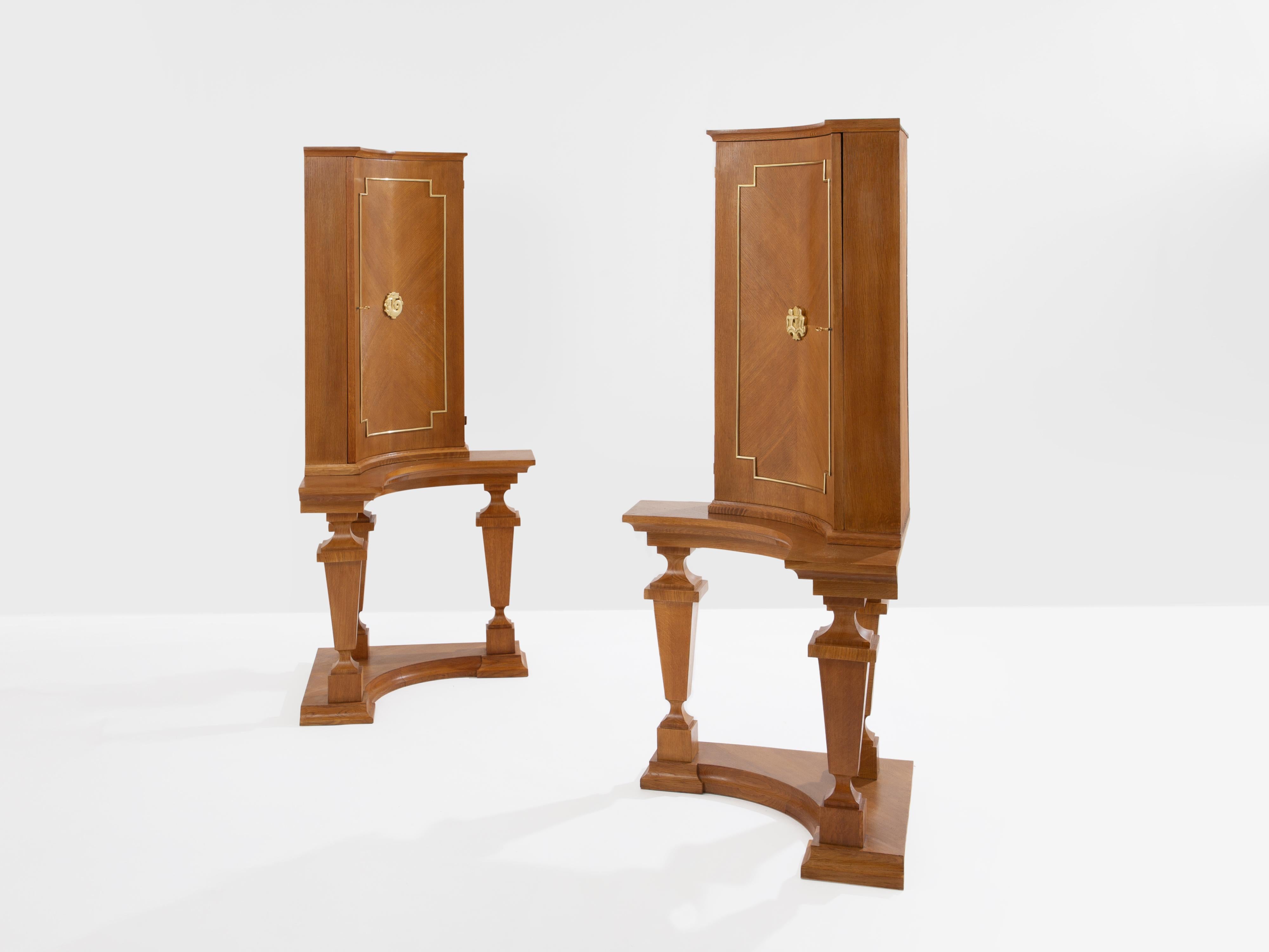 Metà XX secolo André Arbus attr. coppia di armadi angolari impiallacciati in quercia e bronzo anni '40 in vendita