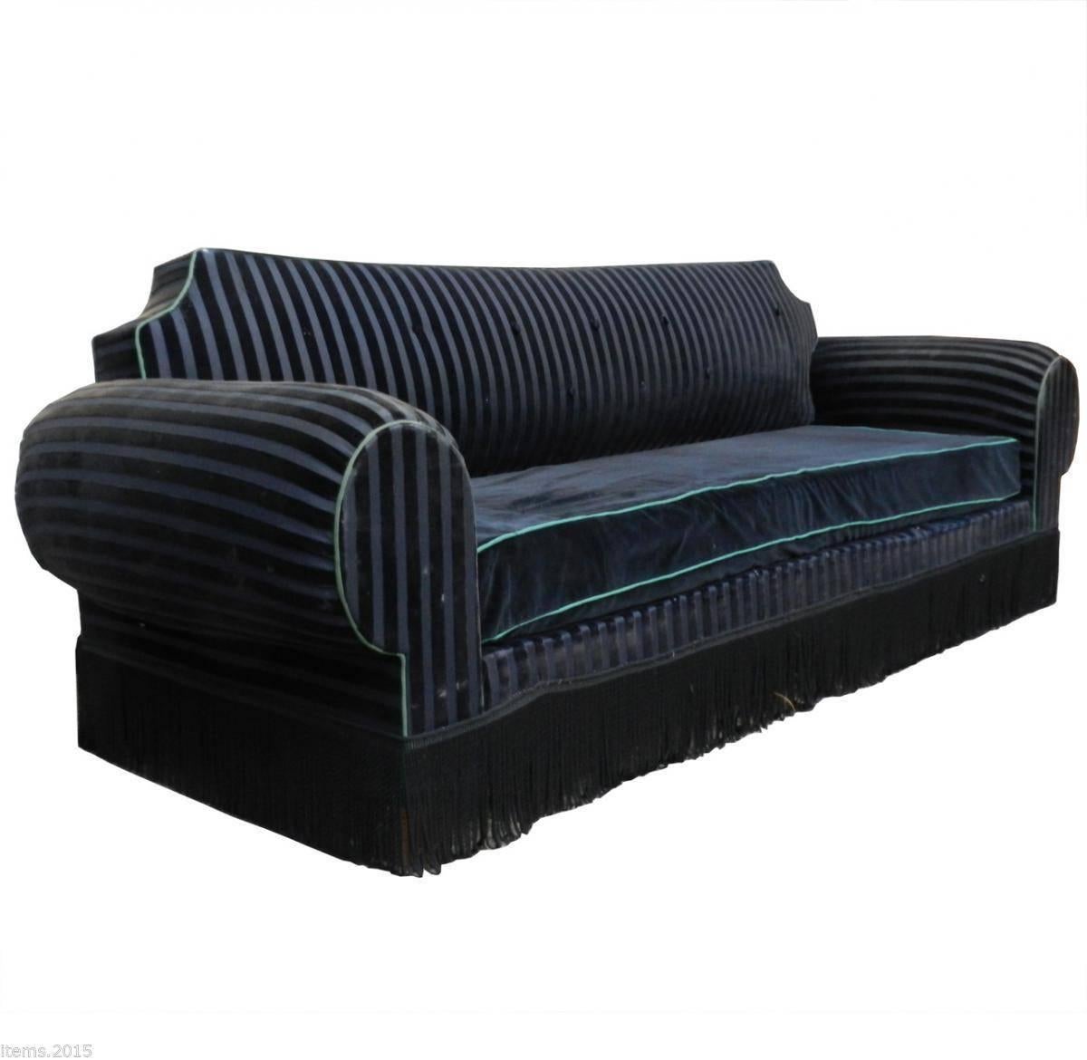 Andre Arbus (attribué à) un grand canapé et deux fauteuils.
Modèle proche de 1942 créé au Salon de la Maison de couture Marcelle Alix a' Paris.
Copie de la première page du livre d'Yvonne Brunhammer 