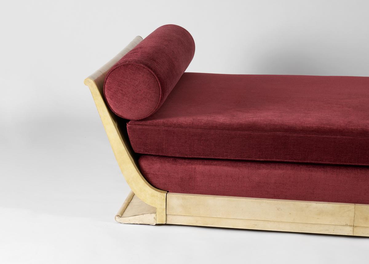 André Arbus, Extrabreite pergamentbespannte Liege, Frankreich, um 1940 im Zustand „Relativ gut“ im Angebot in New York, NY