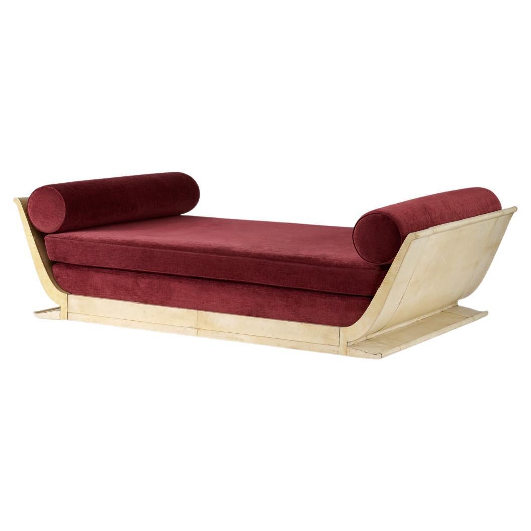 André Arbus, Extrabreite pergamentbespannte Liege, Frankreich, um 1940 im Angebot