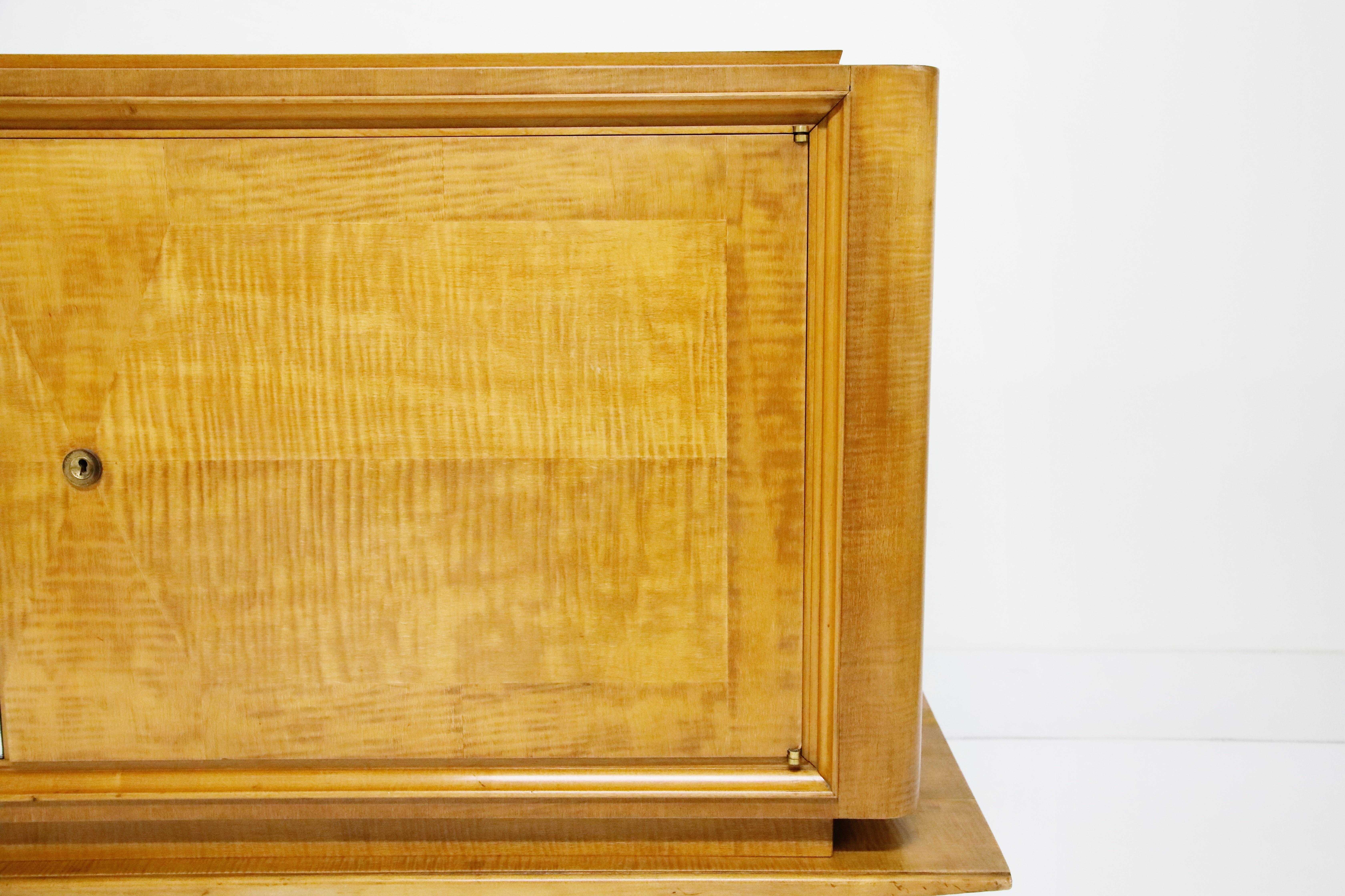 Début du 20ème siècle Crédence Andr Arbus Attr French Fruitwood & Verre glomis Cabinet, vers 1930 en vente