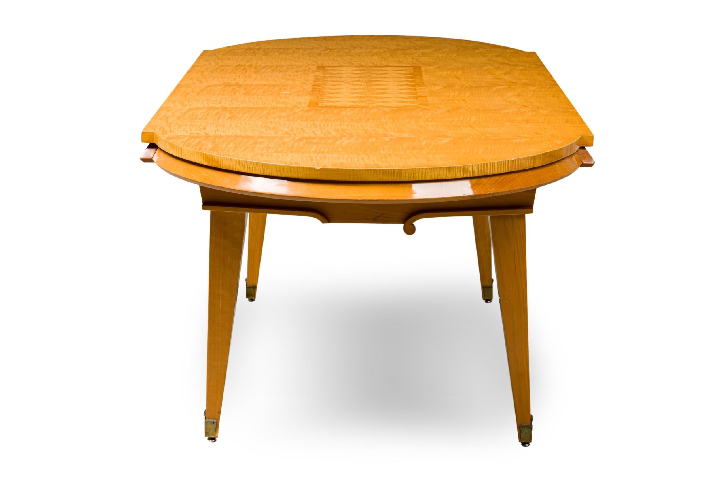 Placage Table de salle à manger française du milieu du siècle en marqueterie et placage de sycomore Andre Arbus en vente