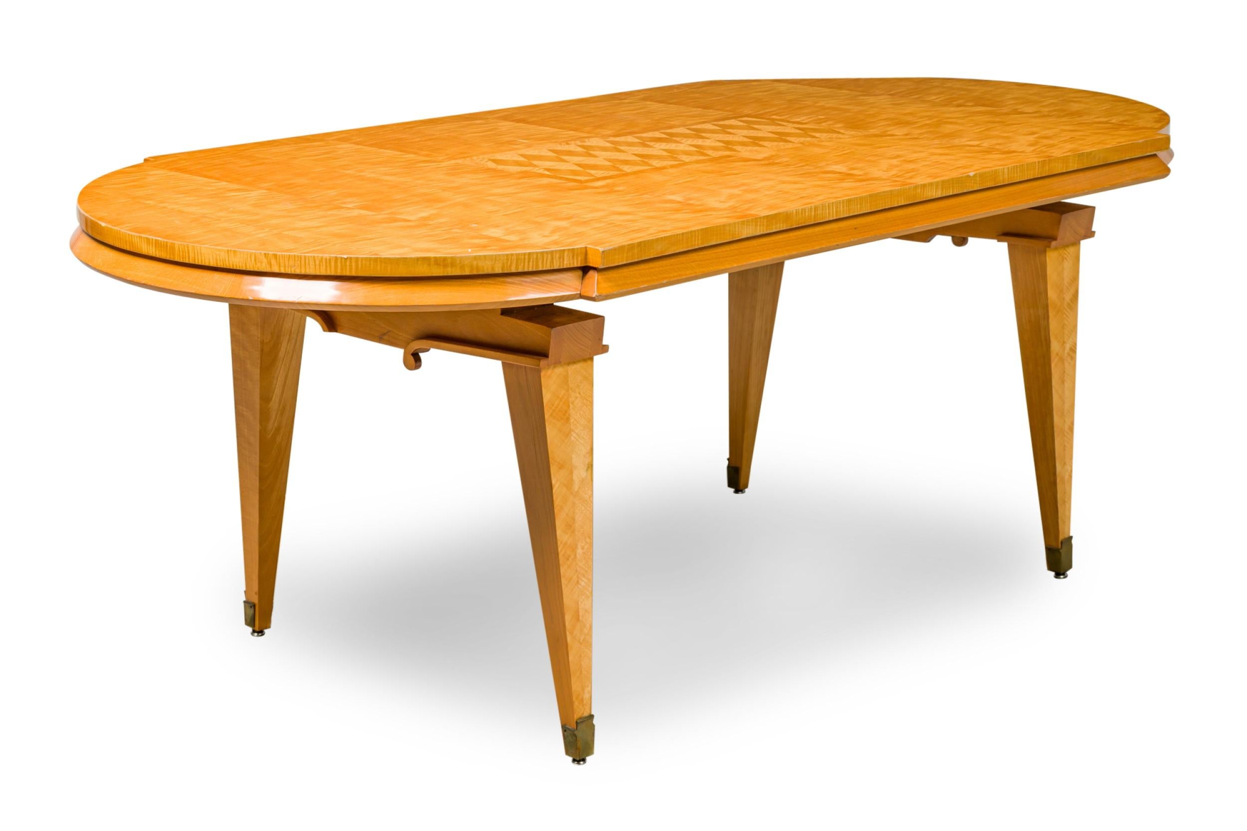 20ième siècle Table de salle à manger française du milieu du siècle en marqueterie et placage de sycomore Andre Arbus en vente