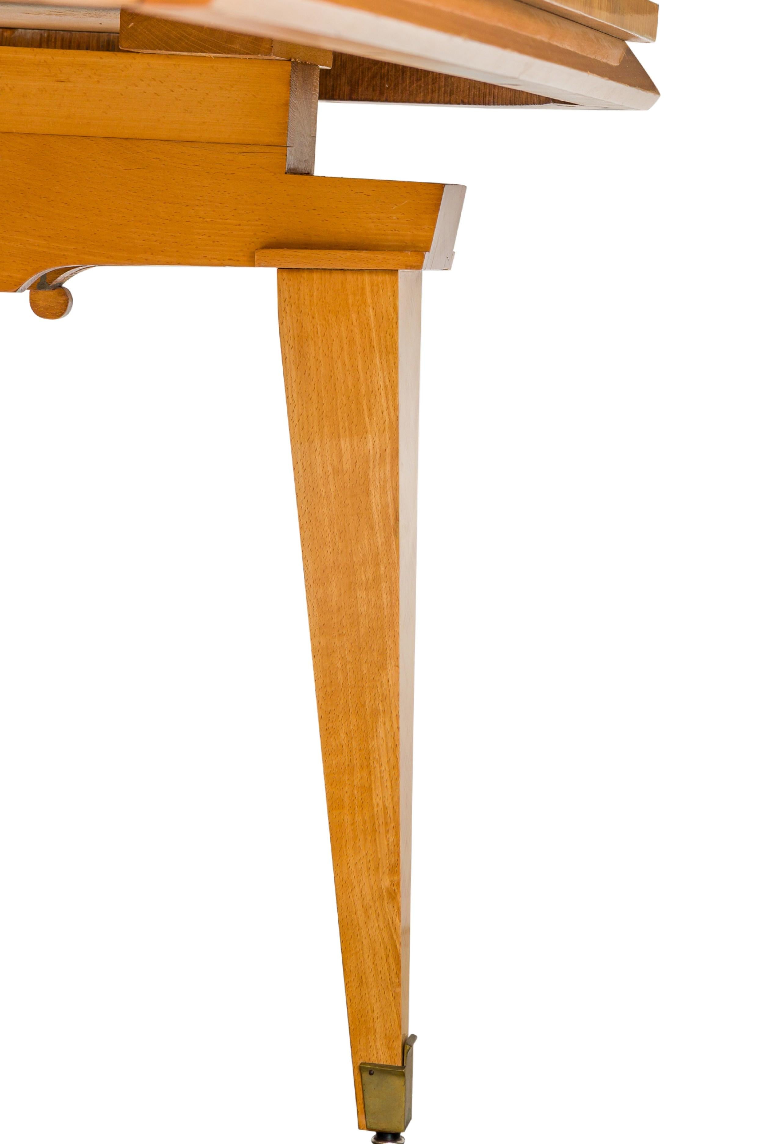 Laiton Table de salle à manger française du milieu du siècle en marqueterie et placage de sycomore Andre Arbus en vente