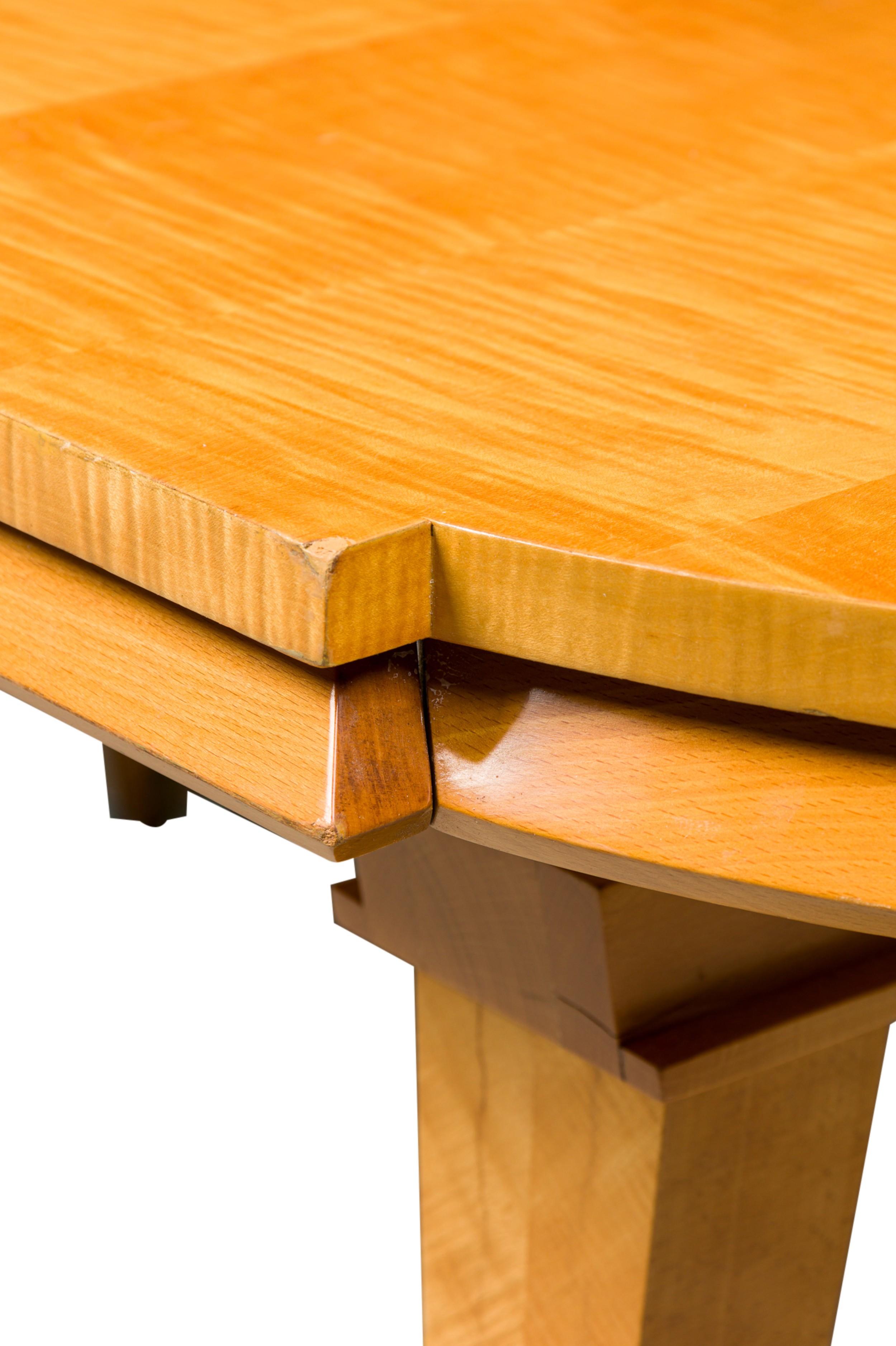 Table de salle à manger française du milieu du siècle en marqueterie et placage de sycomore Andre Arbus en vente 1