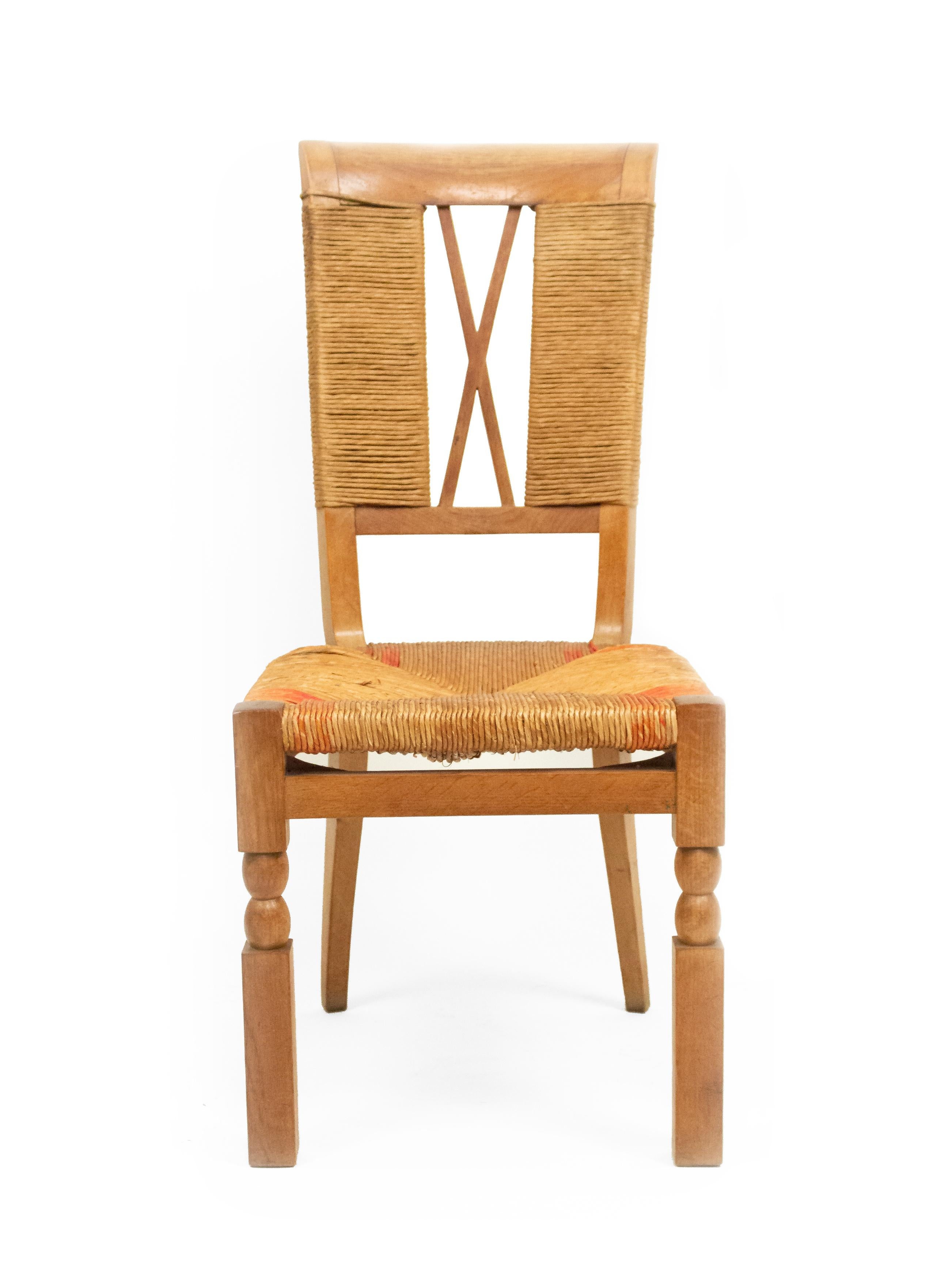 Satz von 6 französischen Beistellstühlen aus Eiche der 1940er Jahre mit naturfarbenen und rot besetzten geflochtenen Seegras-Sitzflächen und Rückenlehnen mit offenem 