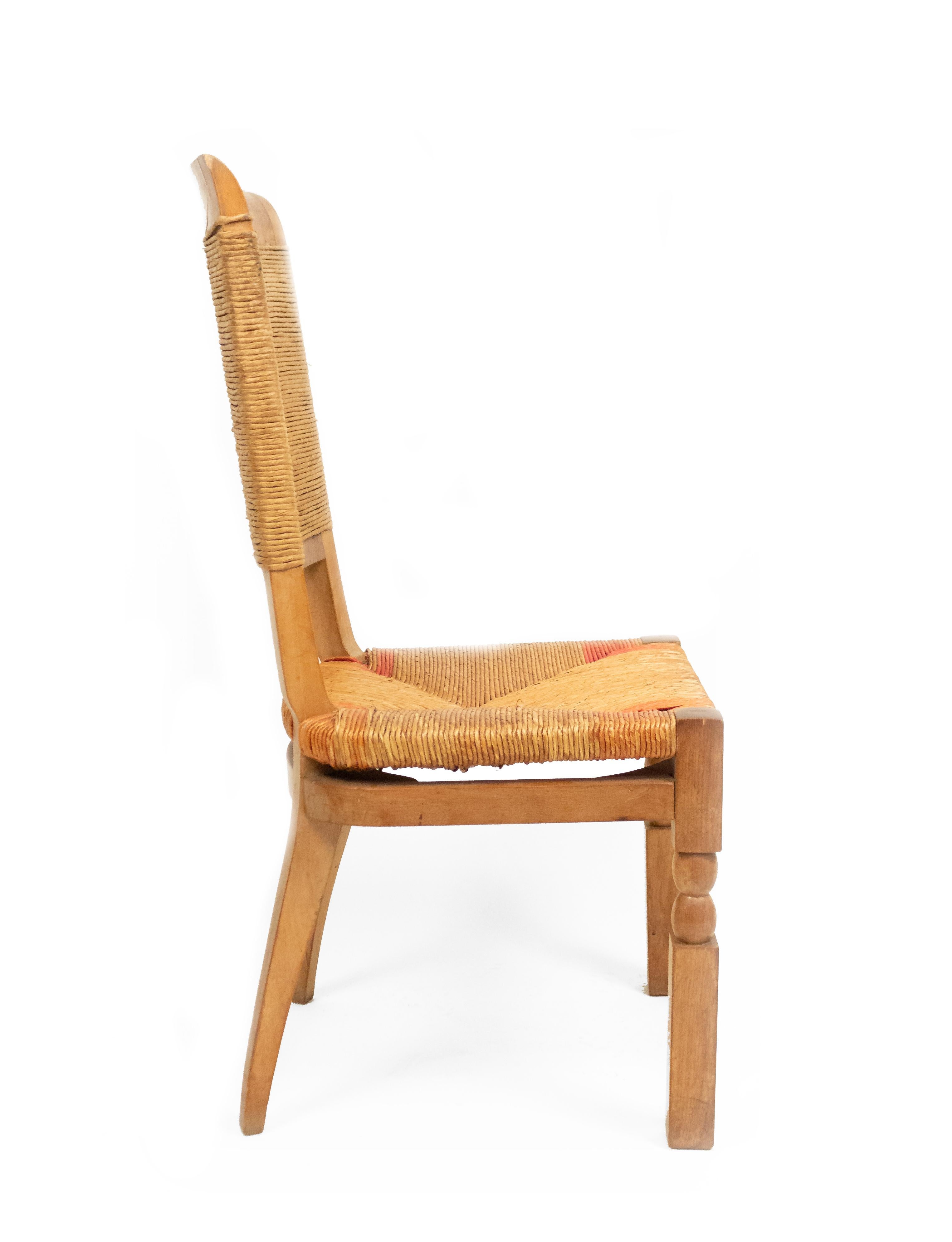 6er-Set Andre Arbus Französische Stühle mit geflochtener Rückenlehne aus der Mitte des Jahrhunderts (Geschnitzt) im Angebot