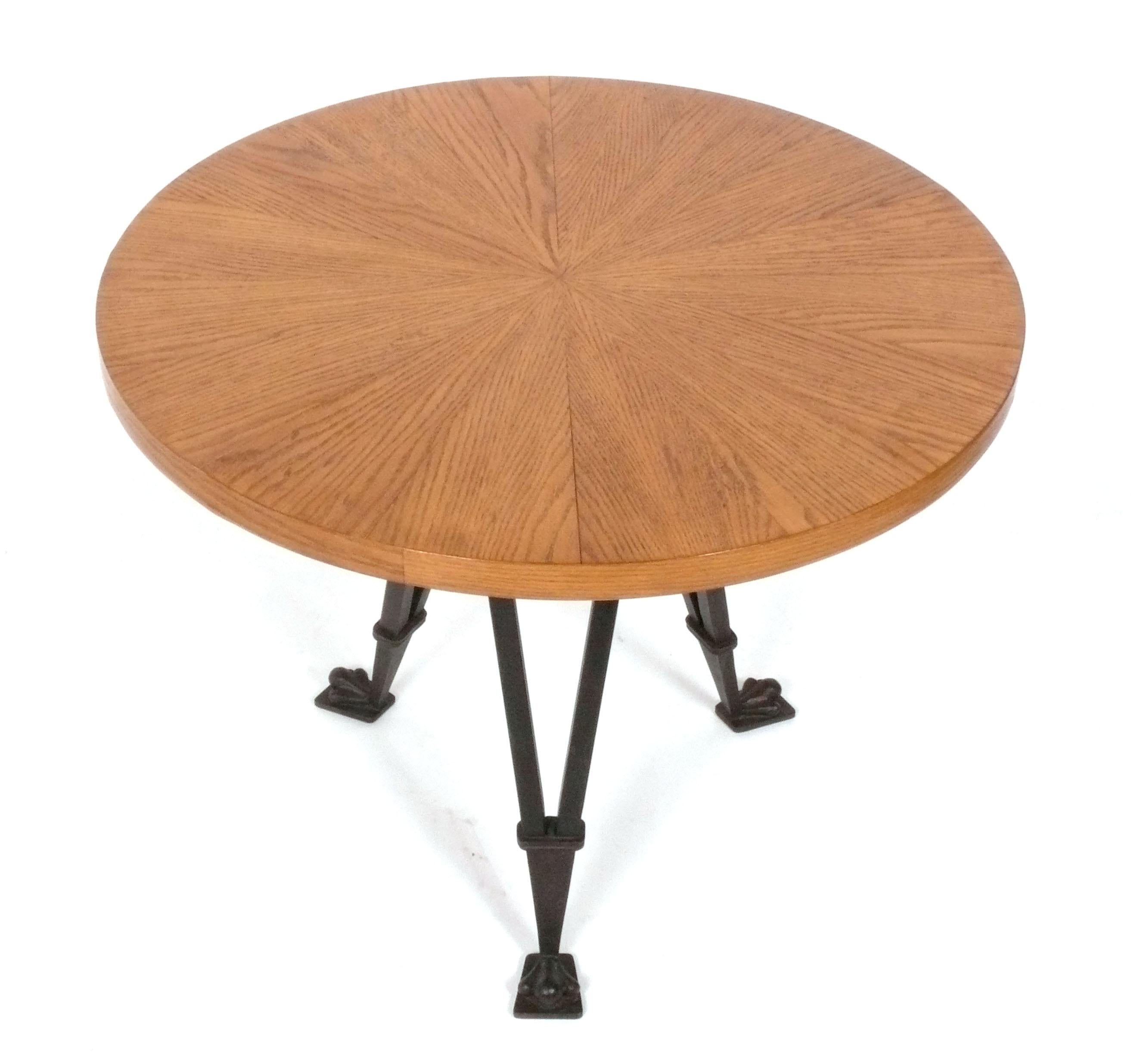 Élégante table Gueridon, conçue à l'origine par Andre/One vers 1965, cet exemplaire est une réédition par la famille d'Andre/One, France, vers les années 1990. Il est exécuté en chêne et en métal finition bronze noirci.  De taille polyvalente, elle