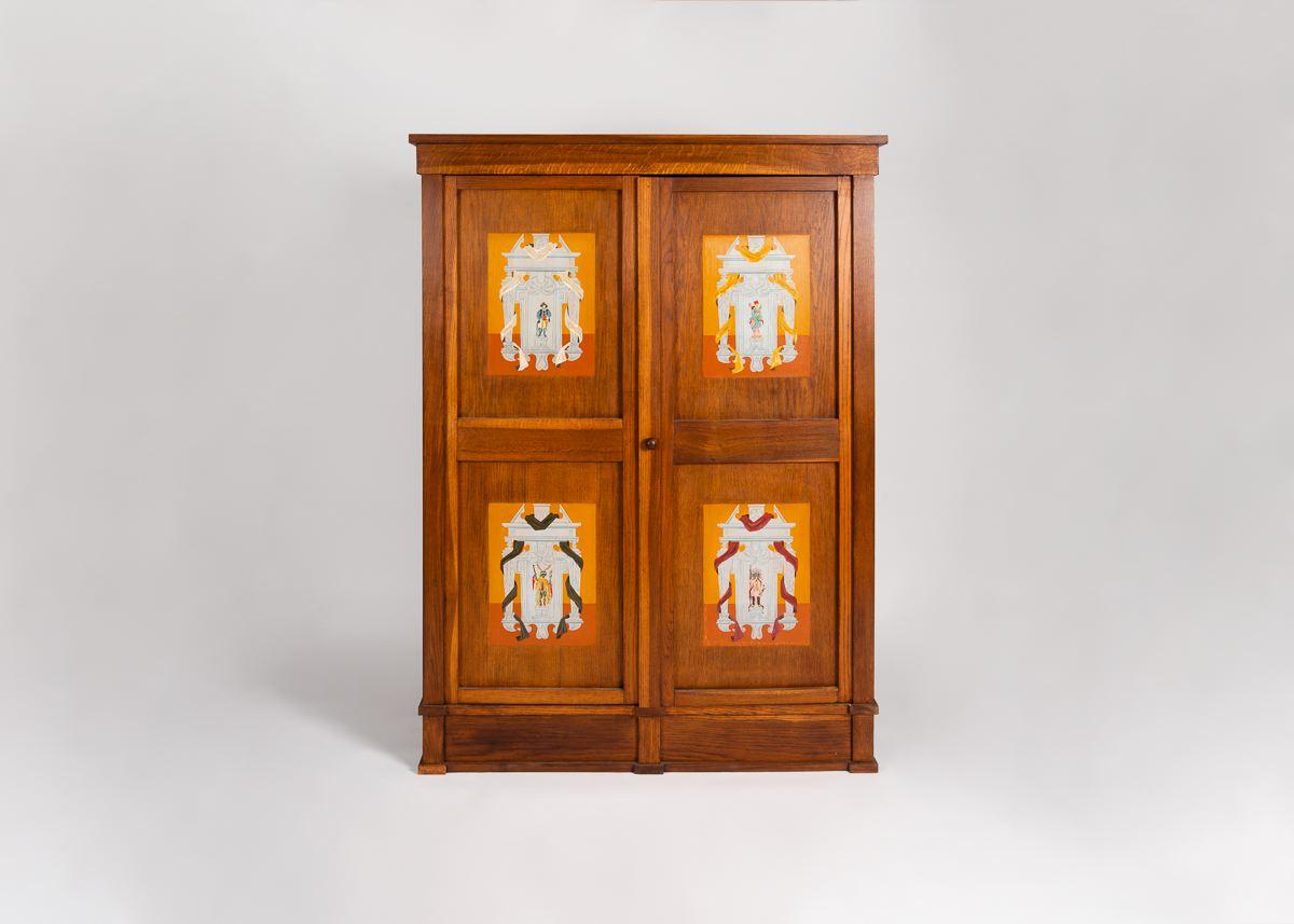 Zweitüriger Schrank mit vier neoklassizistischen Gemälden von Jean-Paul Delhumeau (Frankreich, 1922-2003), die vier Kontinente darstellen - Asien, Amerika, Afrika und Europa.

Herstellermarke auf der Rückseite.

Ausgestellt:
- Salon de l'Imagerie