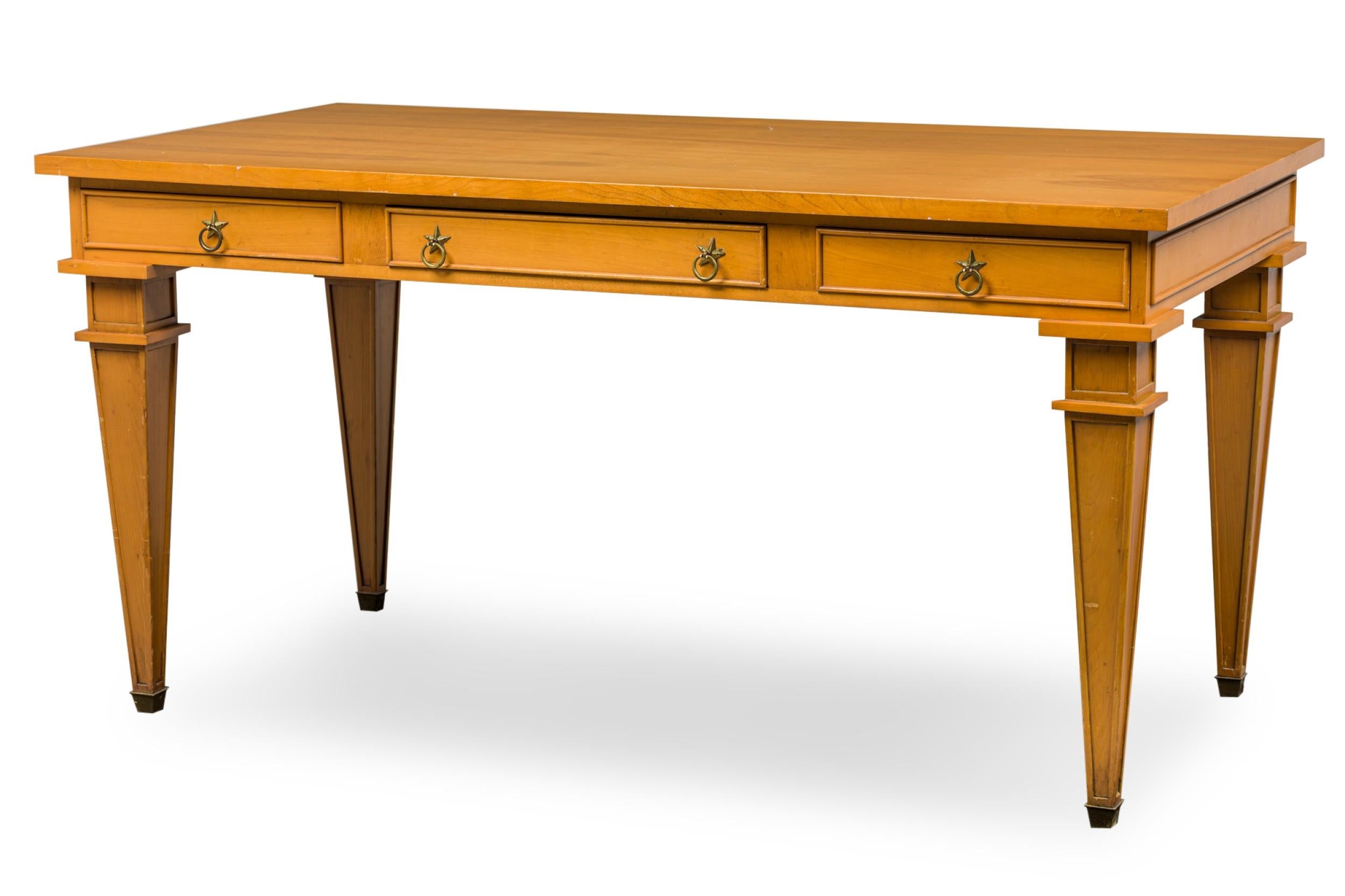 Scrivania rettangolare in sicomoro della metà del secolo scorso (anni '40), con 3 cassetti anteriori con scudi a forma di stella in bronzo e tiretti ad anello, una serie di cassetti finti sul retro, su 4 gambe quadrate affusolate con sabot in