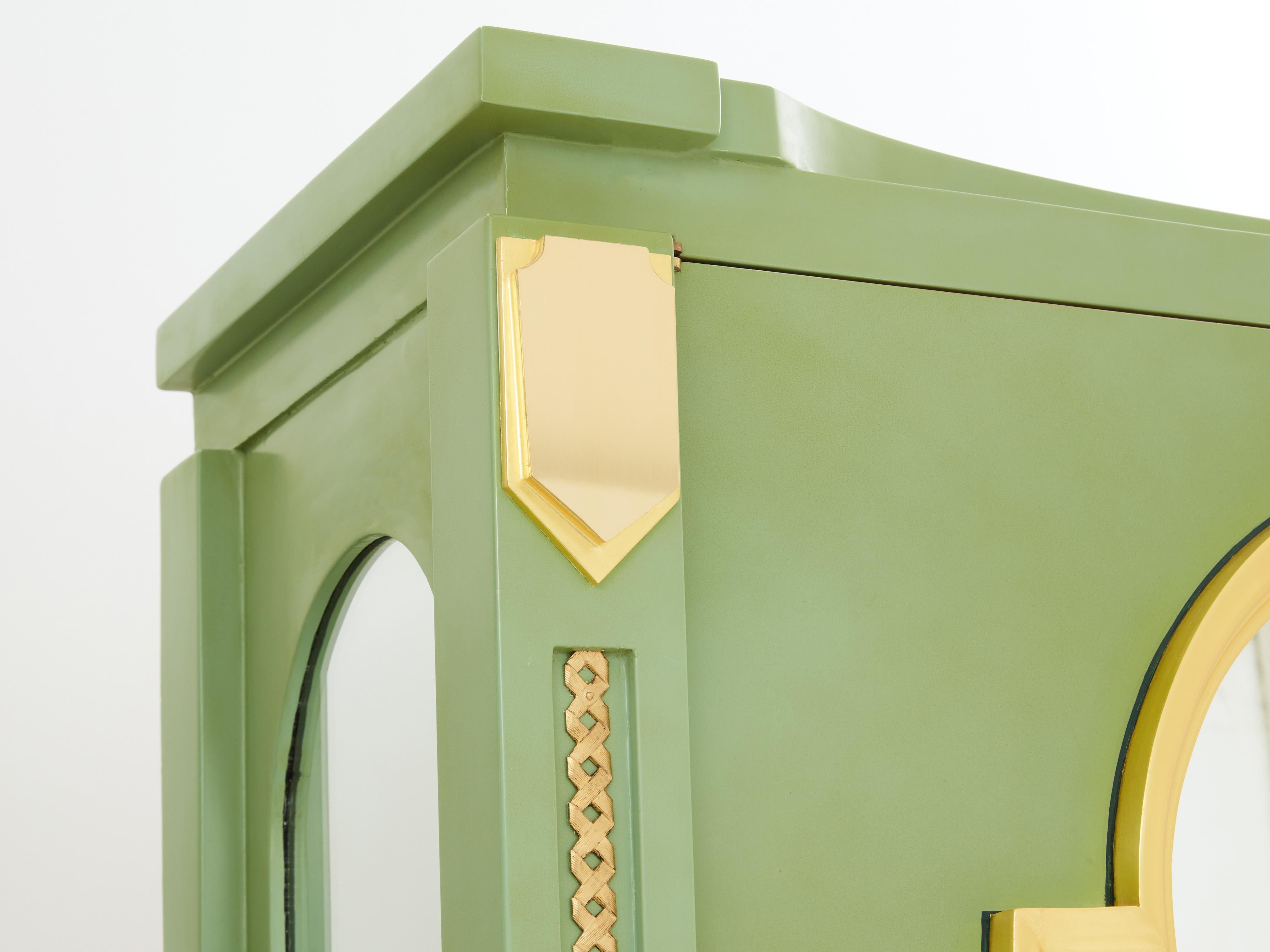 André Arbus paire d'armoires laquées vert céladon laiton doré 1930 en vente 3