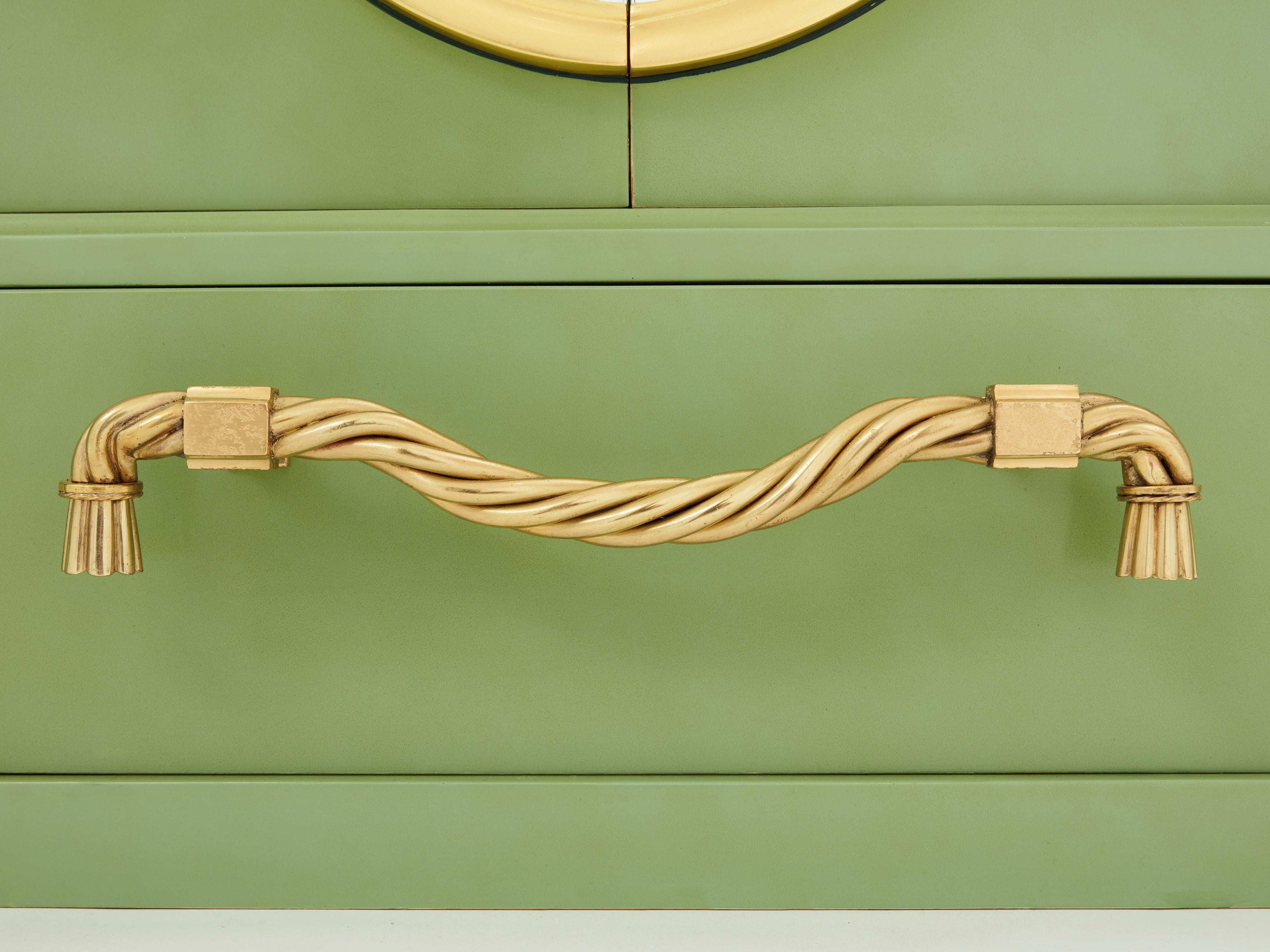 André Arbus paire d'armoires laquées vert céladon laiton doré 1930 en vente 5