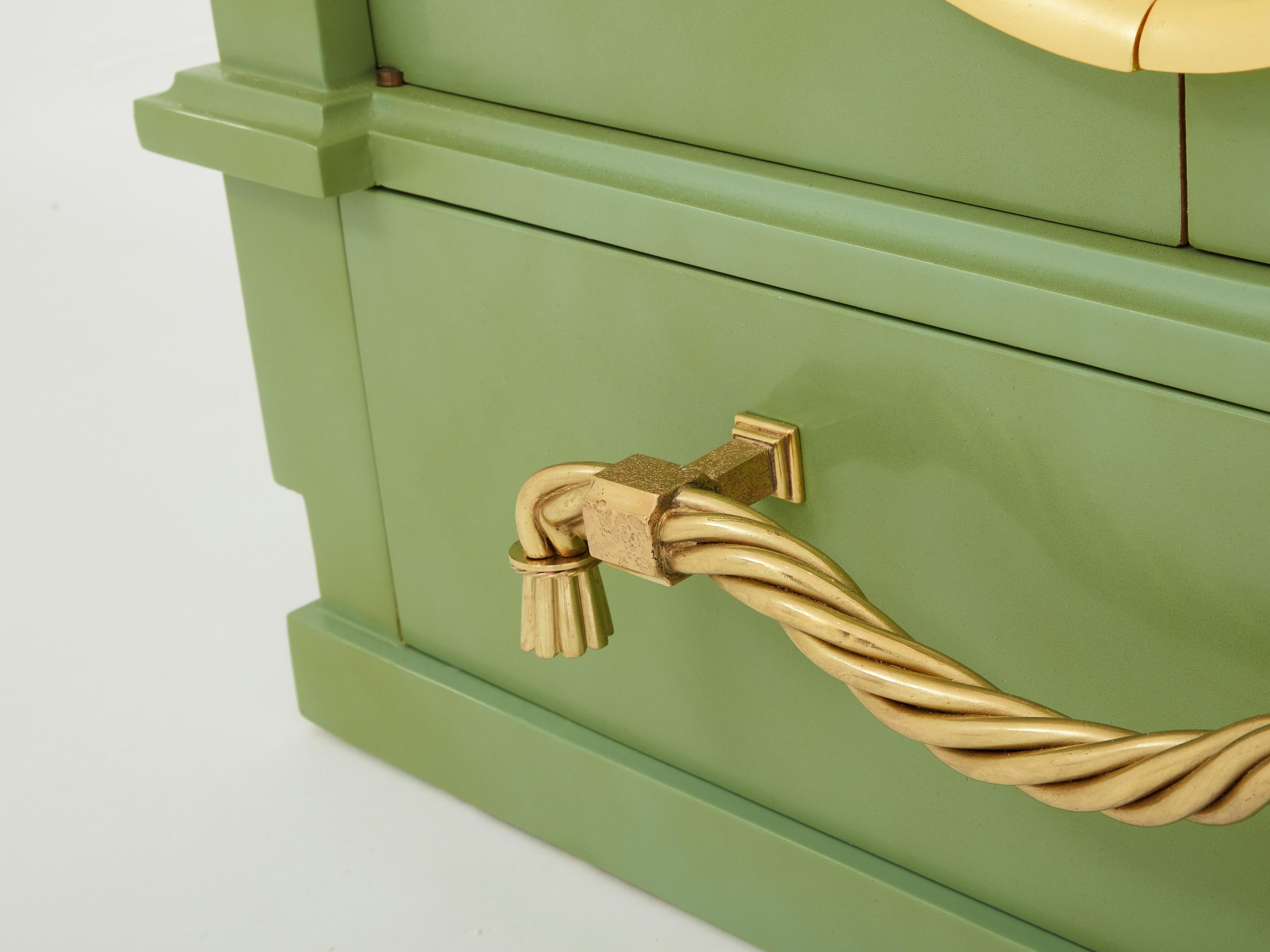 Français André Arbus paire d'armoires laquées vert céladon laiton doré 1930 en vente