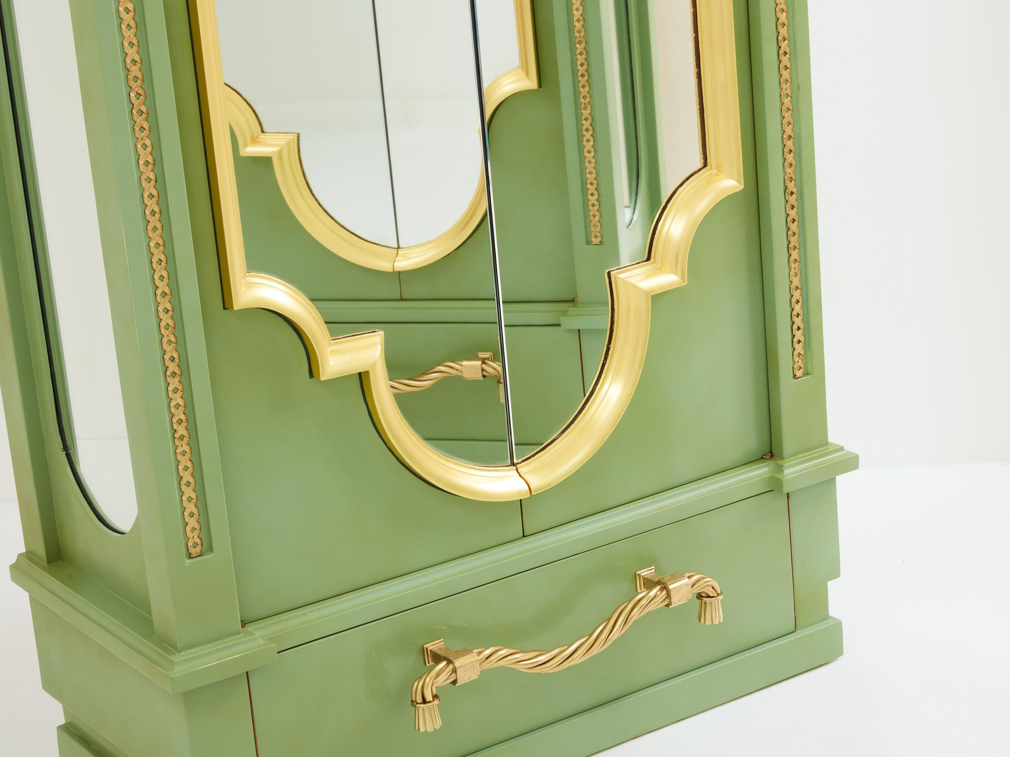 André Arbus pair of celadon green lacquered wardrobes gilt brass 1930 In Good Condition For Sale In Paris, IDF