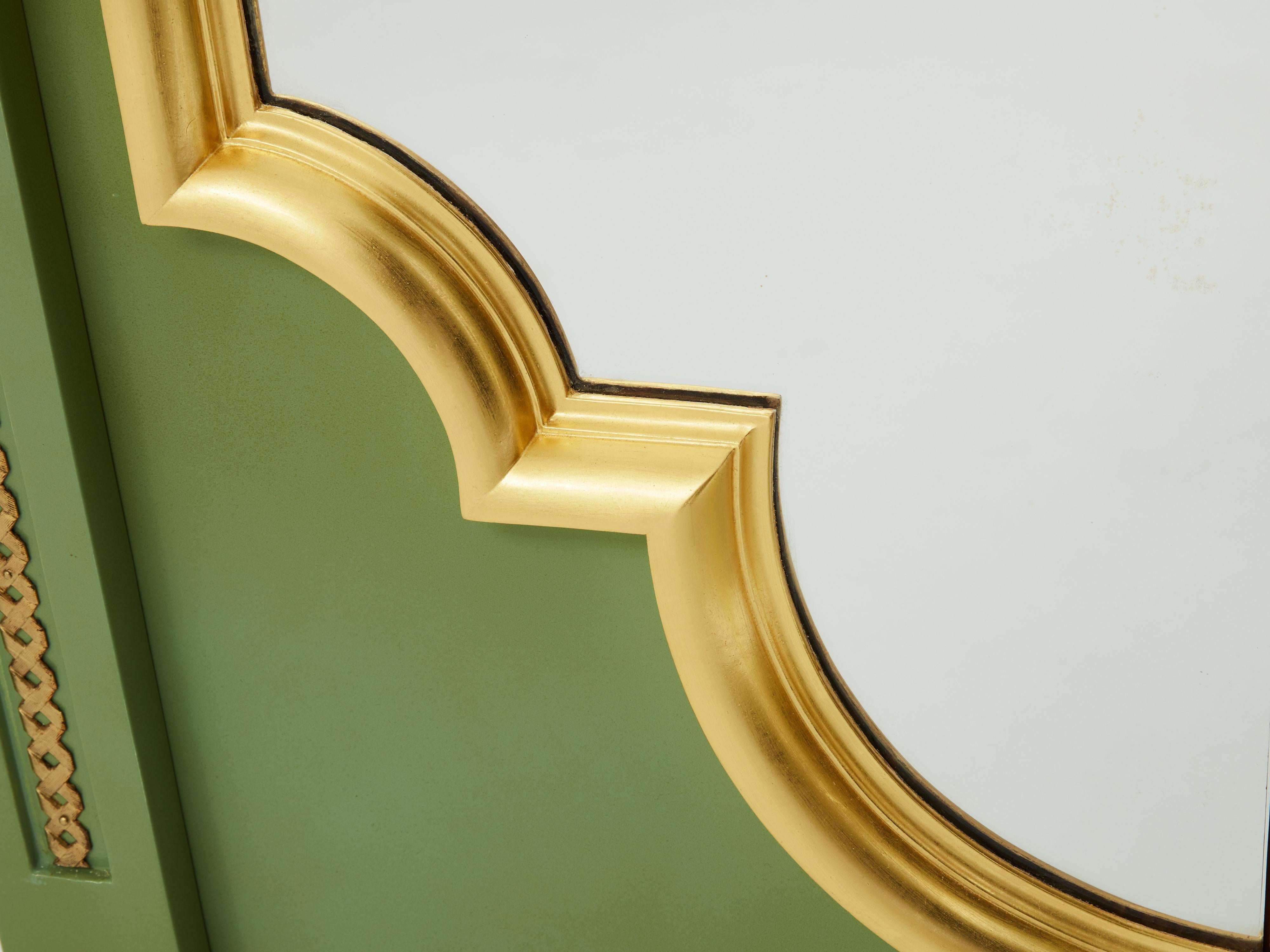 Milieu du XXe siècle André Arbus paire d'armoires laquées vert céladon laiton doré 1930 en vente