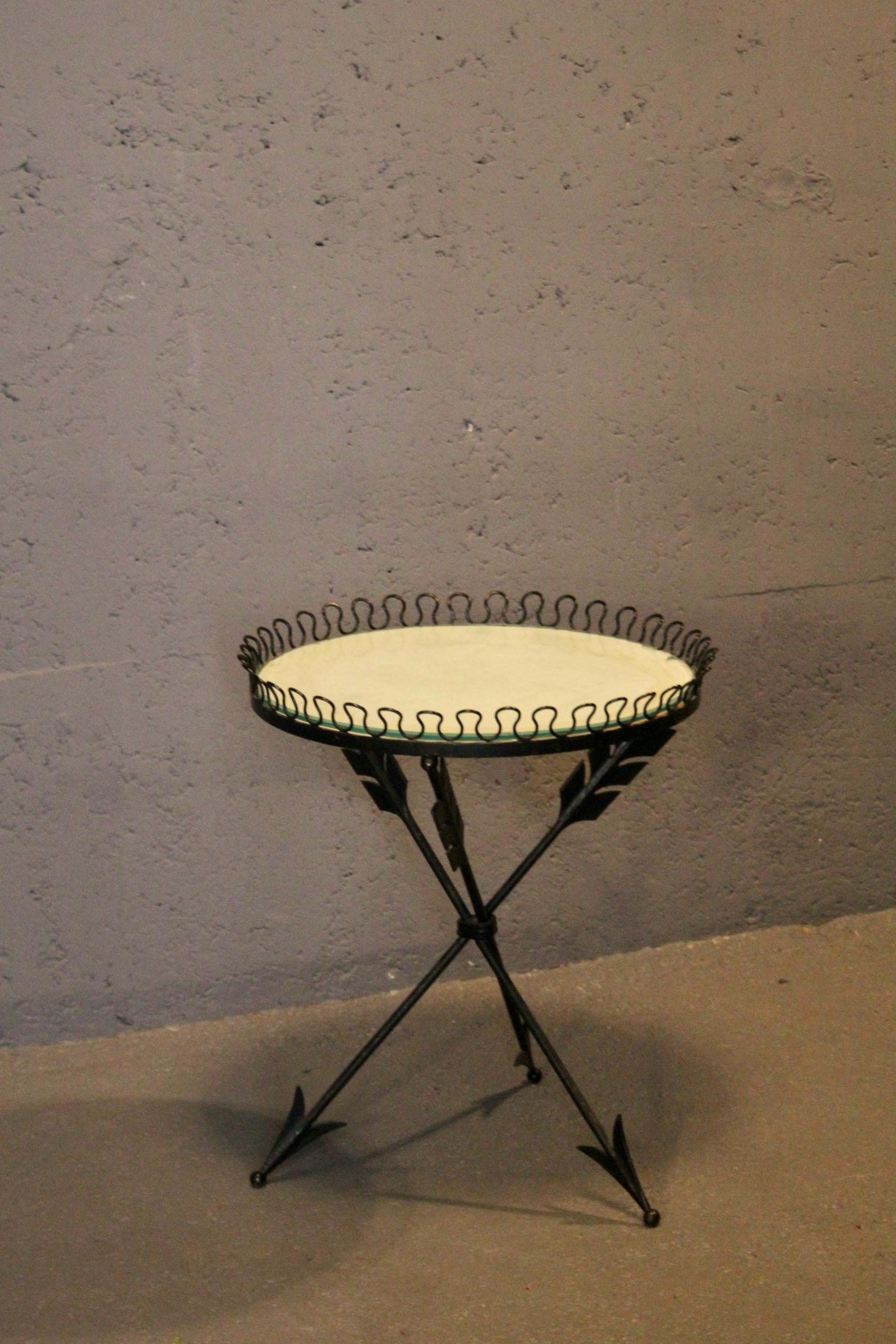 Guéridon in stile Andre Arbus in ferro battuto e vetro dipinto di nero 