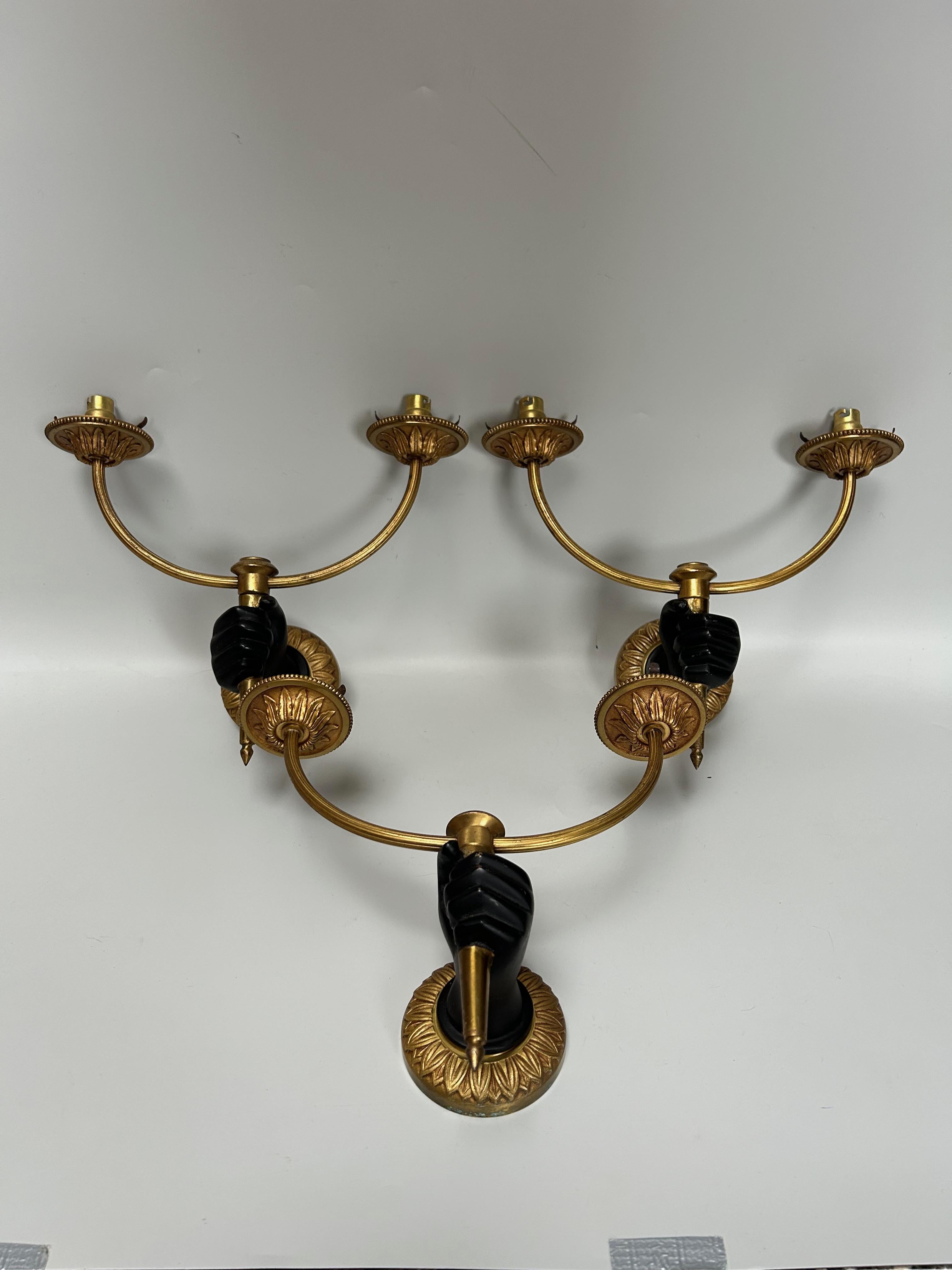 Juego de tres apliques de bronce de doble luz, hacia 1945.
Atribuido a André Arbus.
Electrificada con una toma B15 (pequeña bayoneta).
Muy buen estado.
Tulipas no incluidas.

Altura: 24 cm
Anchura: 28 cm
Profundidad: 12.5 cm
Peso total: 4,5