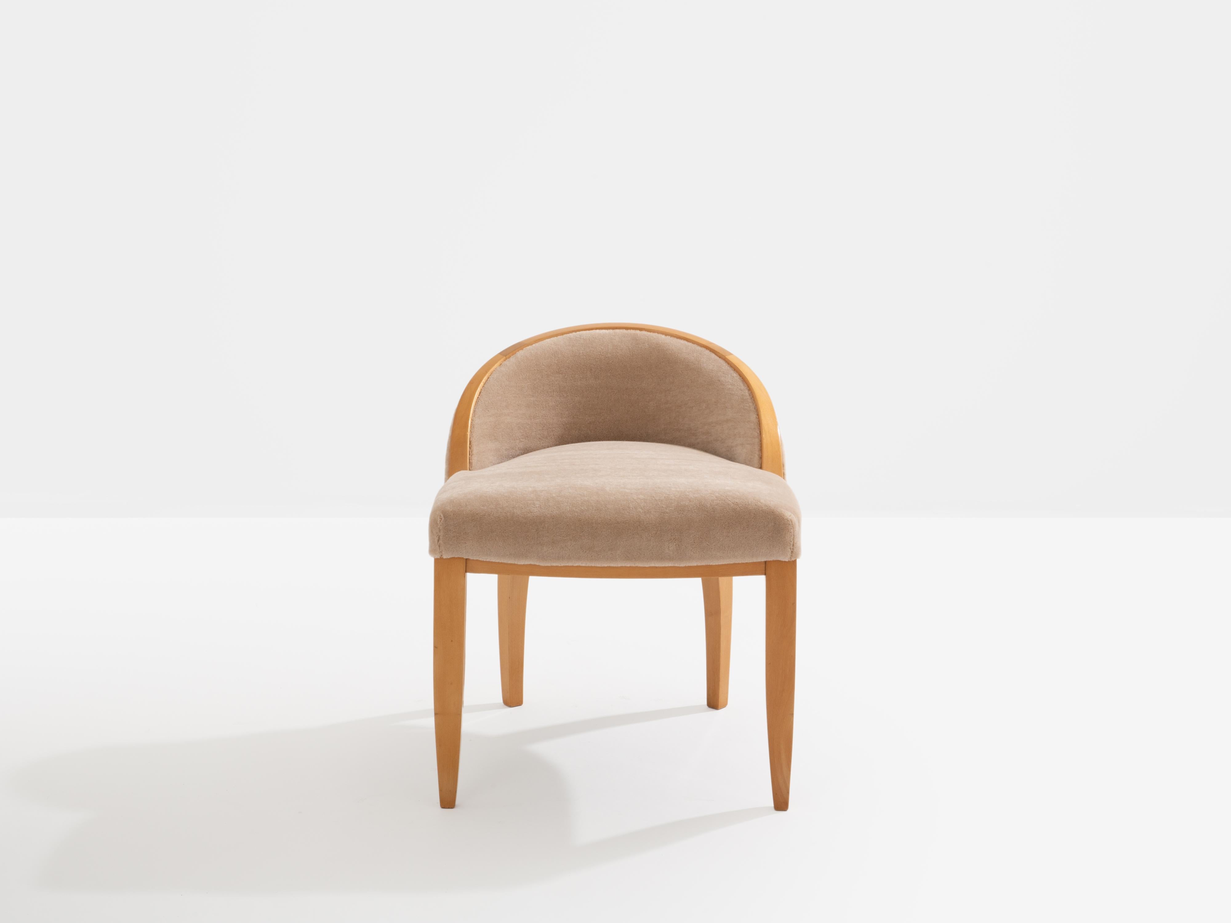 Dieser Frisiertischstuhl, auch Bureau de Dame genannt, wurde von André Arbus in den 1930er Jahren entworfen und verkörpert perfekt die Raffinesse des französischen Art déco. Sie ist aus massivem Bergahorn gefertigt und spiegelt Arbus' Beherrschung