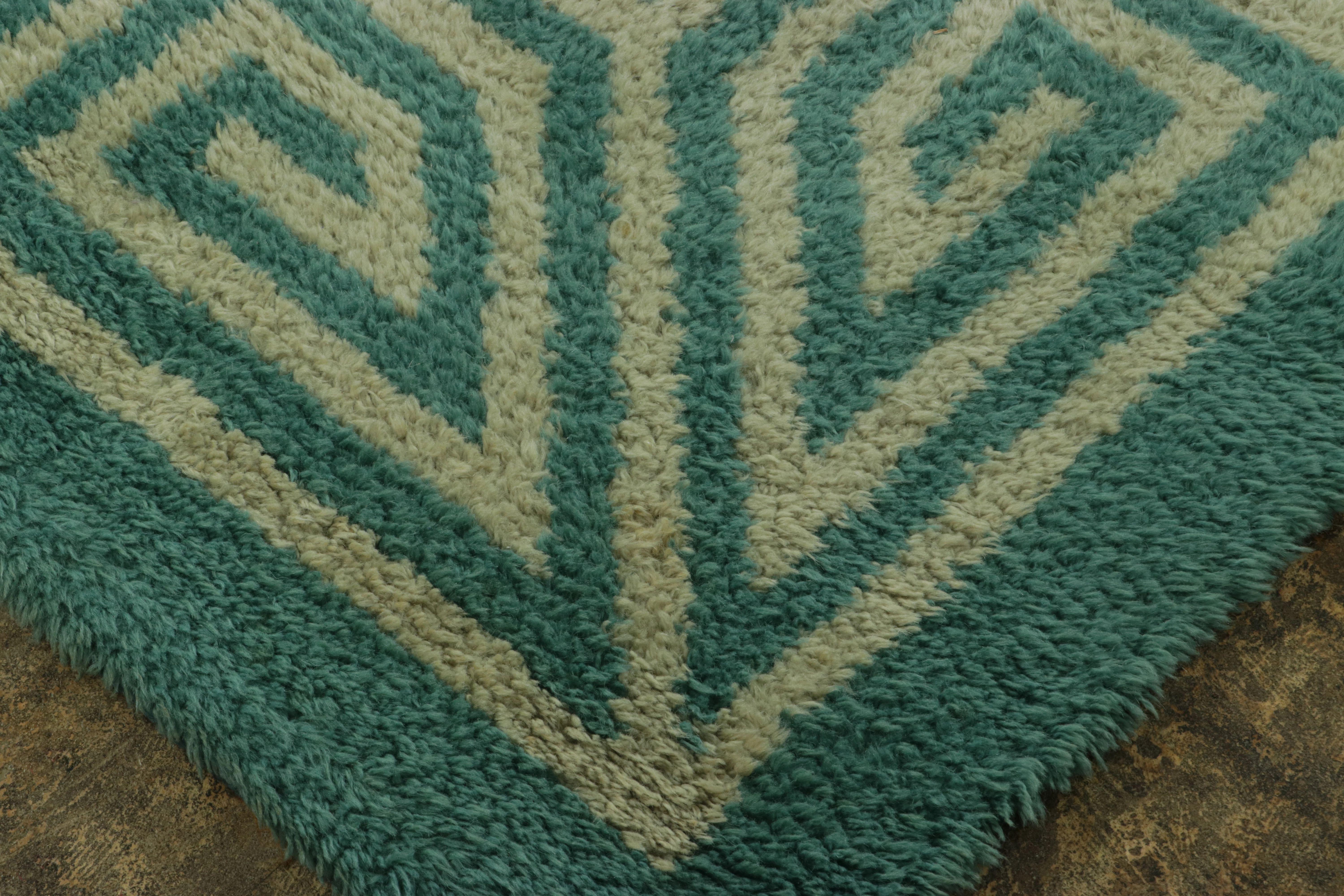 Dieser 9x14 große, handgeknüpfte Wollteppich aus der Zeit um 1940 ist ein maßgebliches Stück des Arbus-Stils, der vom Meister-Décorateur André Arbus begründet wurde. Es ist ein überzeugendes Werk von Disziplin und Raffinesse, ein äußerst begehrtes