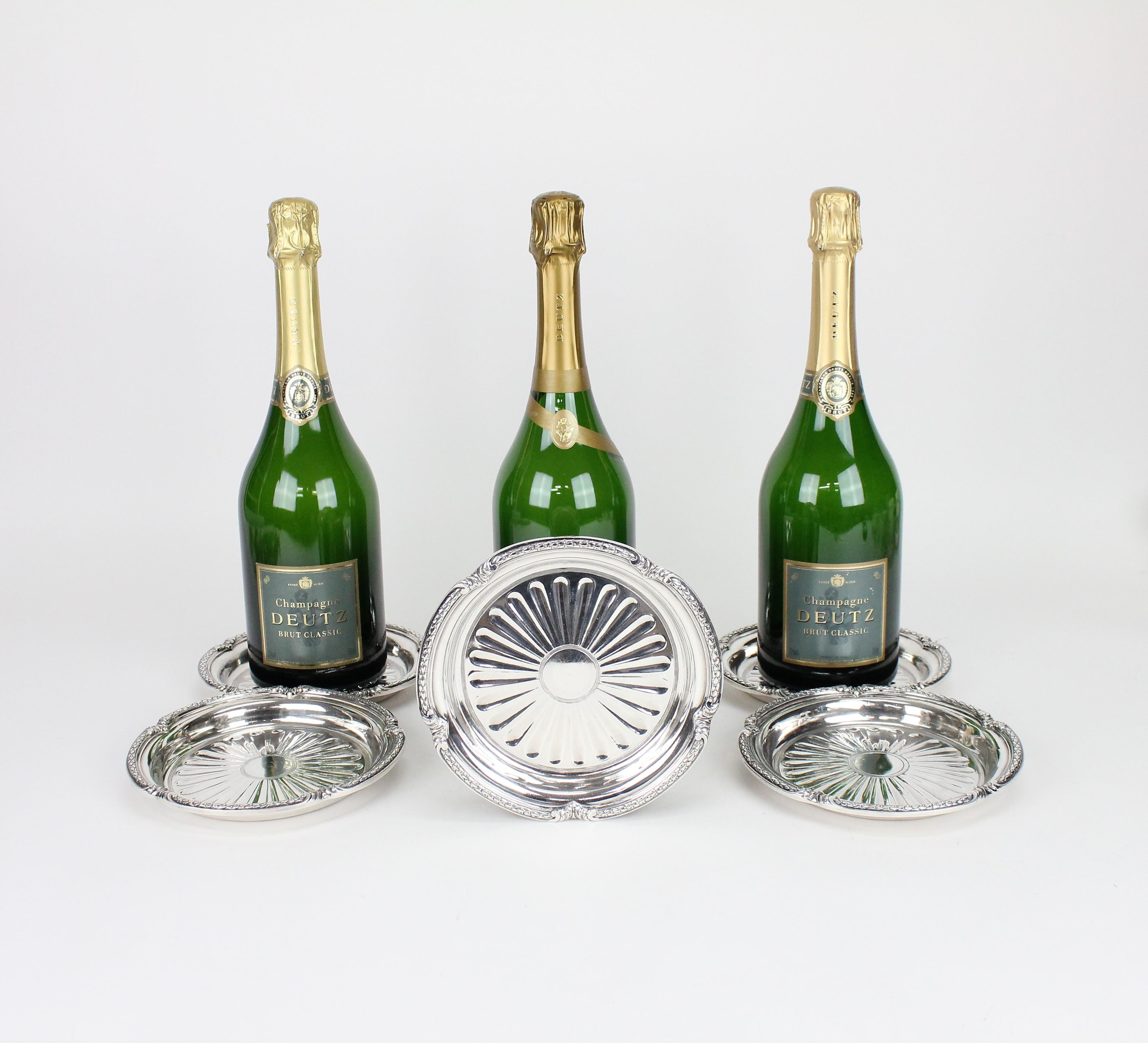 Ein wunderschönes Set aus sechs Untersetzern für Wein- oder Sektflaschen.

Anfang des 20. Jahrhunderts in Paris von André Aucoc hergestellt.

André Aucoc, der berühmte Pariser Juwelier und Goldschmied, war Teil der 1821 gegründeten Firma Aucoc.