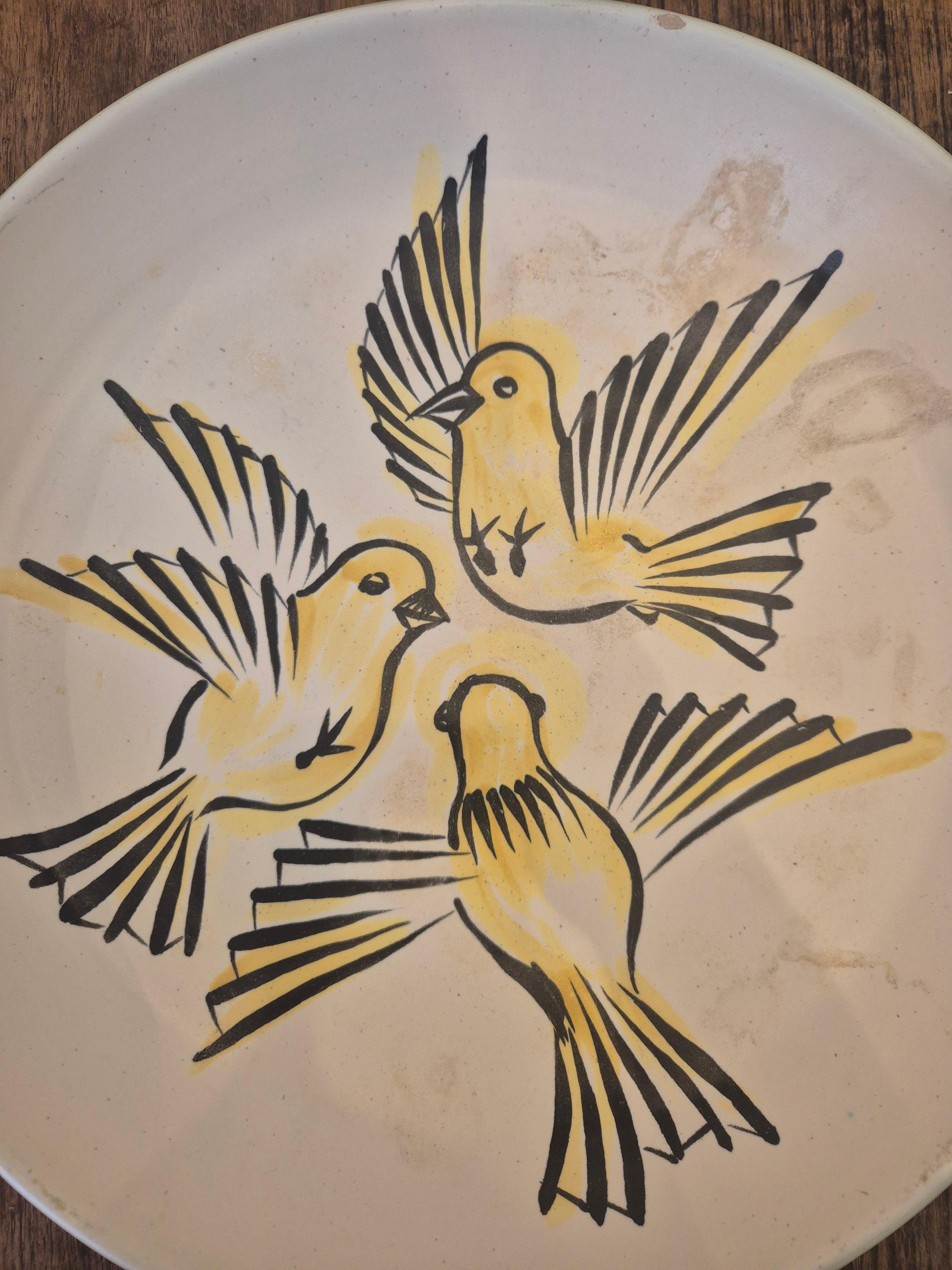 Große dekorative Platte mit Vogel-/Taubendekor, entworfen von André Baud für Vallauris, Frankreich, Mitte des 19. Jahrhunderts.  

Mit Punze und Signatur des Künstlers und Herstellers. Mit Alters- und Gebrauchsspuren, Schäden und Beulen.

Über den