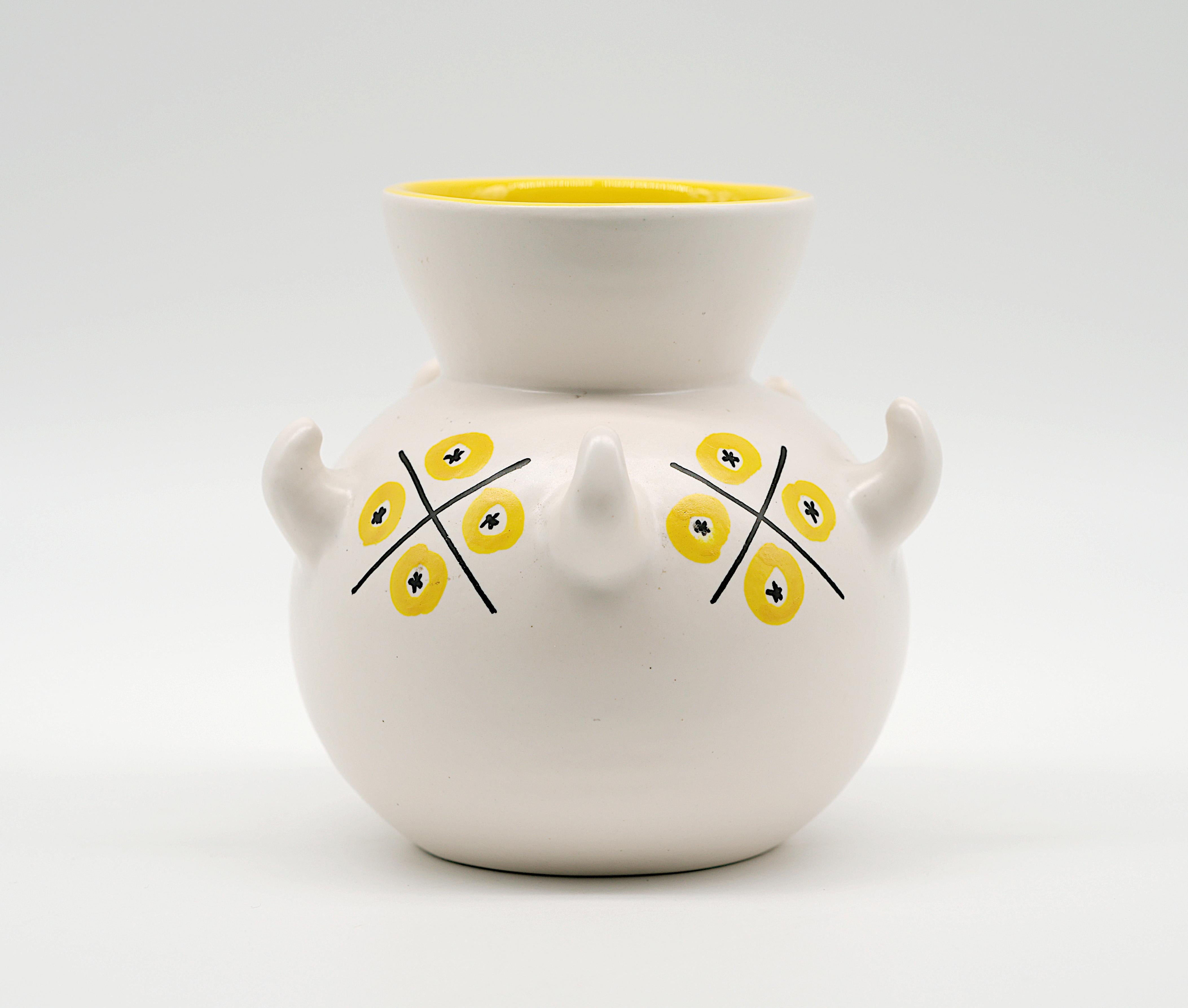 Ceramic vase by Andre BAUD (Vallauris), France, 1950s. Vase emblematic of this period in Vallauris. Height : 5.1