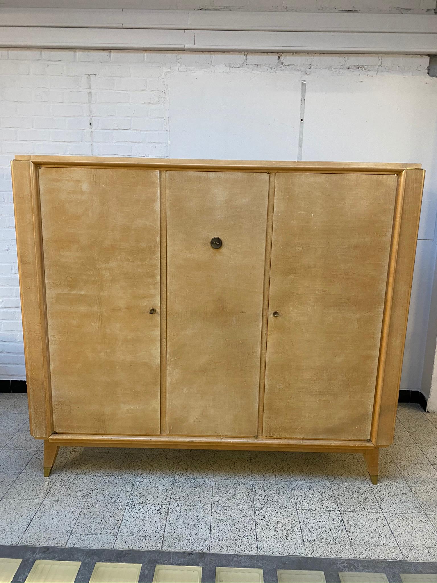 André Beaudoin, Art Deco cabinet in sycamore and bronze, circa 1940-1950.
Good proportion,
A.B monogrammed keys
Complete interior
Patina to review.
