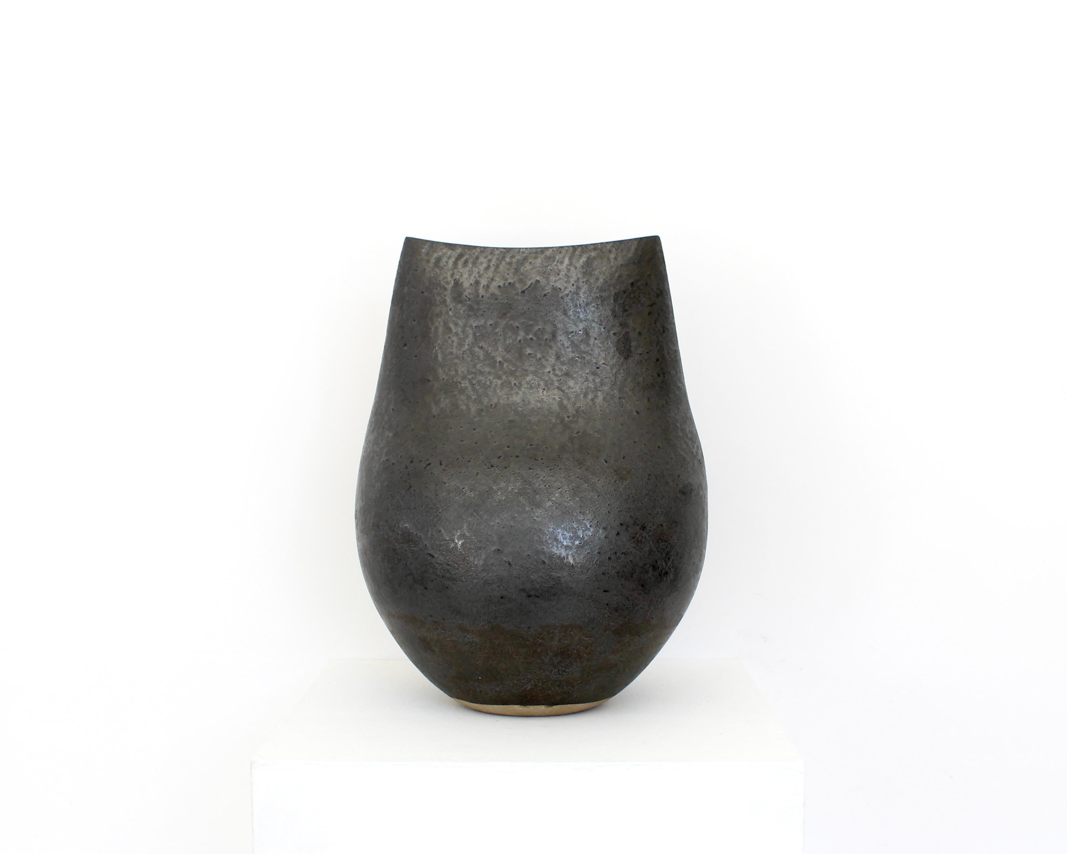Vaso francese in ceramica nera di Andre Bloch del 2024 circa con firma sul lato. Le ceramiche Blochs sono sempre caratterizzate dall'applicazione di argilla e smalti non decorati e fortemente strutturati. I pezzi hanno tutti una sensazione di