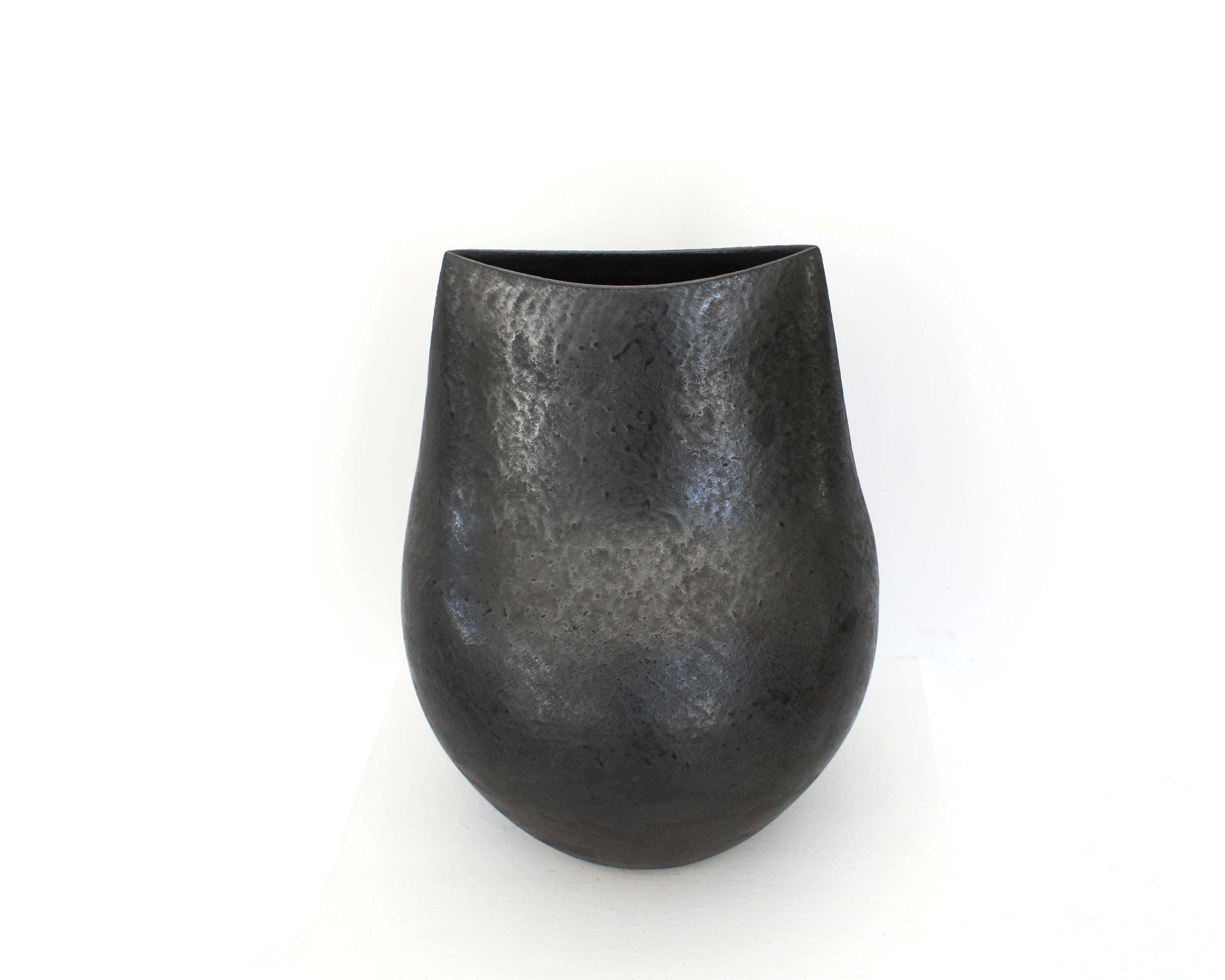 Moderno Andre Bloch Vaso basso francese in ceramica con smalto nero c 2024 in vendita