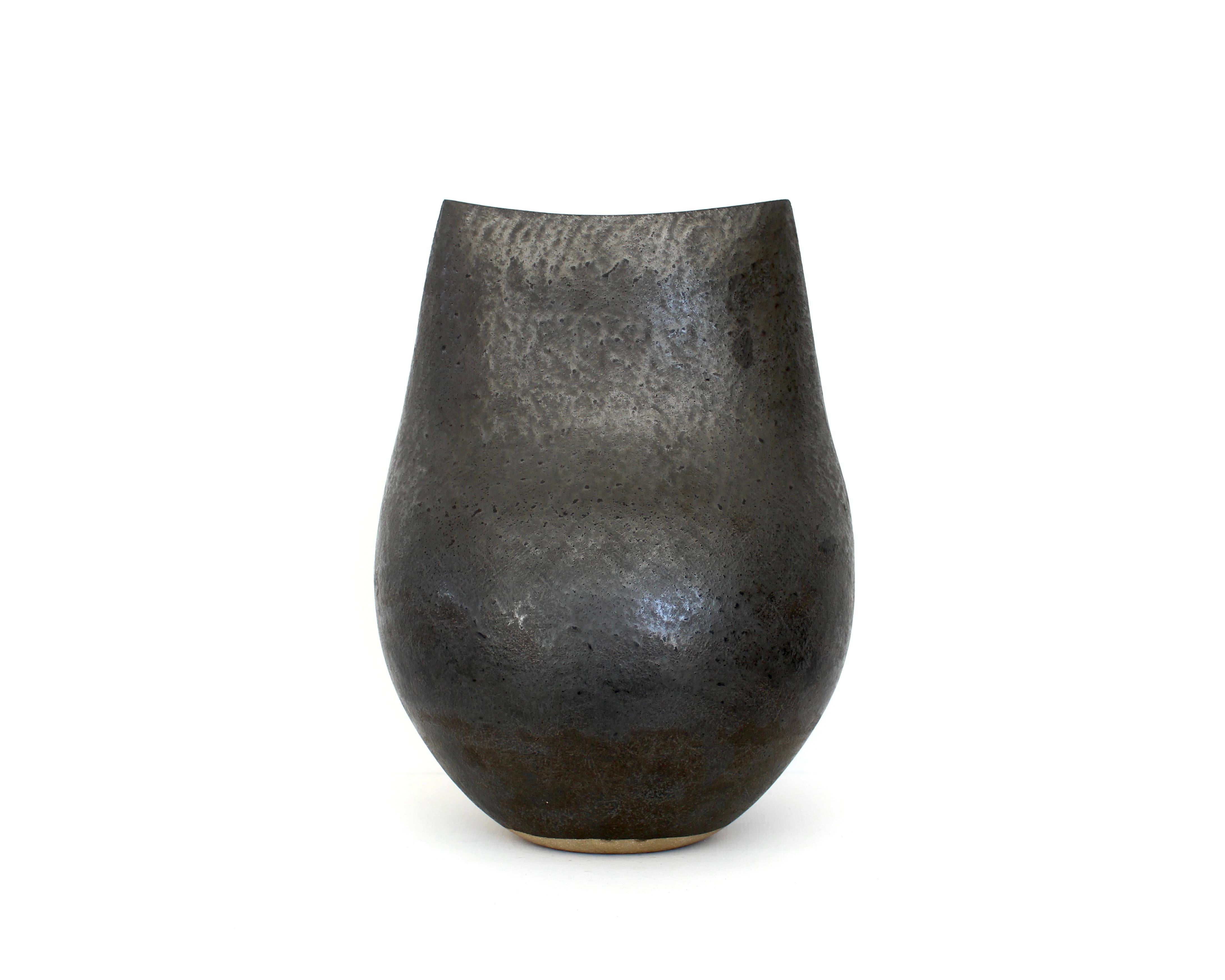 Francese Andre Bloch Vaso basso francese in ceramica con smalto nero c 2024 in vendita