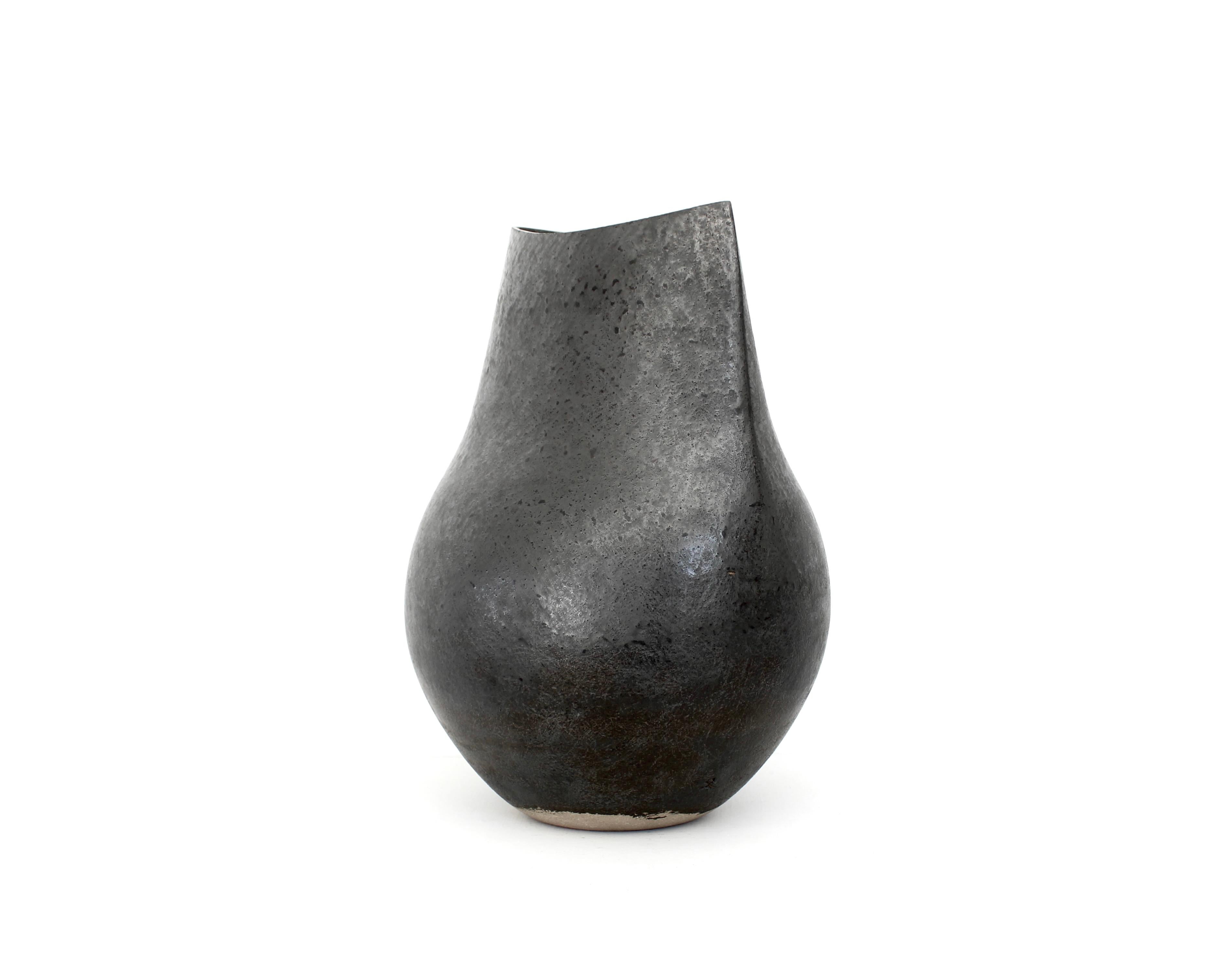 XXI secolo e contemporaneo Andre Bloch Vaso basso francese in ceramica con smalto nero c 2024 in vendita