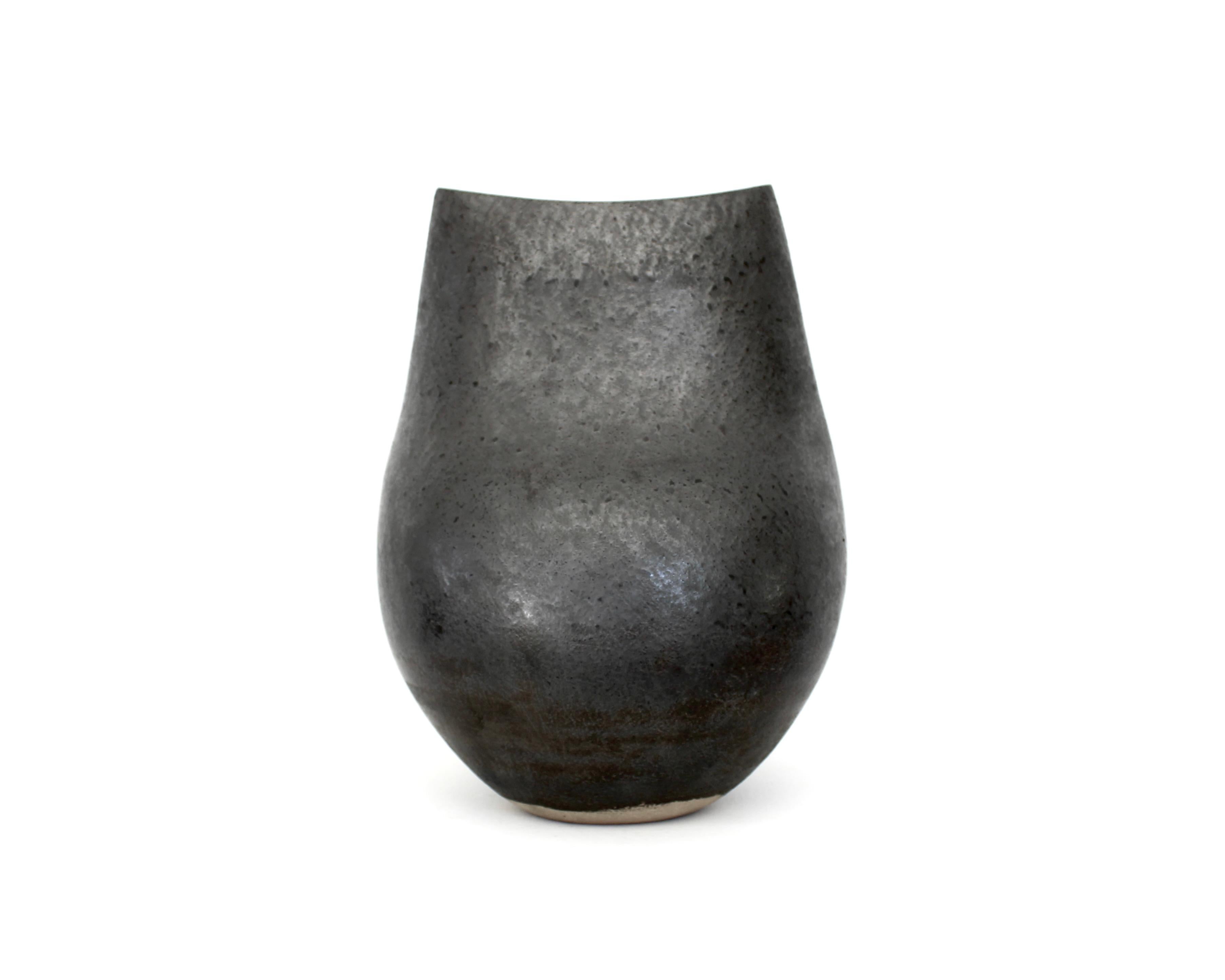 Ceramica Andre Bloch Vaso basso francese in ceramica con smalto nero c 2024 in vendita