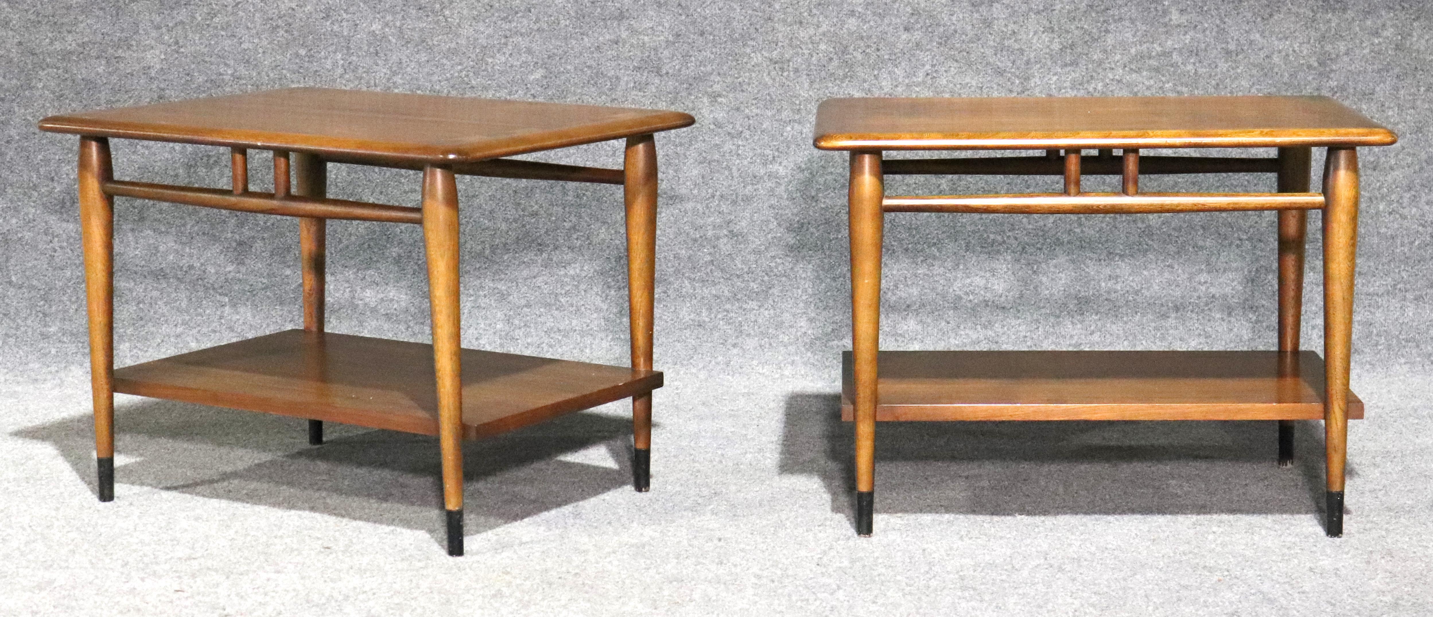 Conçu par Andre Bus pour Lane au début des années 1960. Ces tables sont dotées de bords arrondis, de pieds effilés et d'une tablette inférieure. Leur caractéristique la plus distinctive est l'incrustation de noix de pécan exposée.
Veuillez confirmer