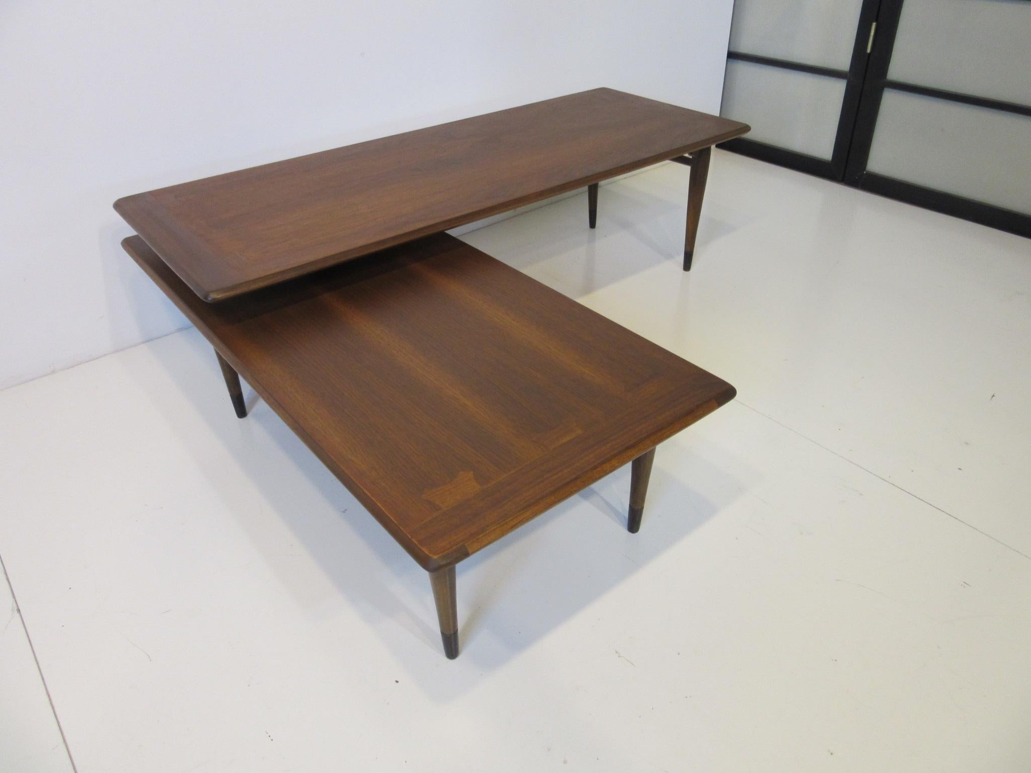 Andre Bus Pivoting / Switchblade Walnut Coffee Table by Lane Altavista In Good Condition In Cincinnati, OH