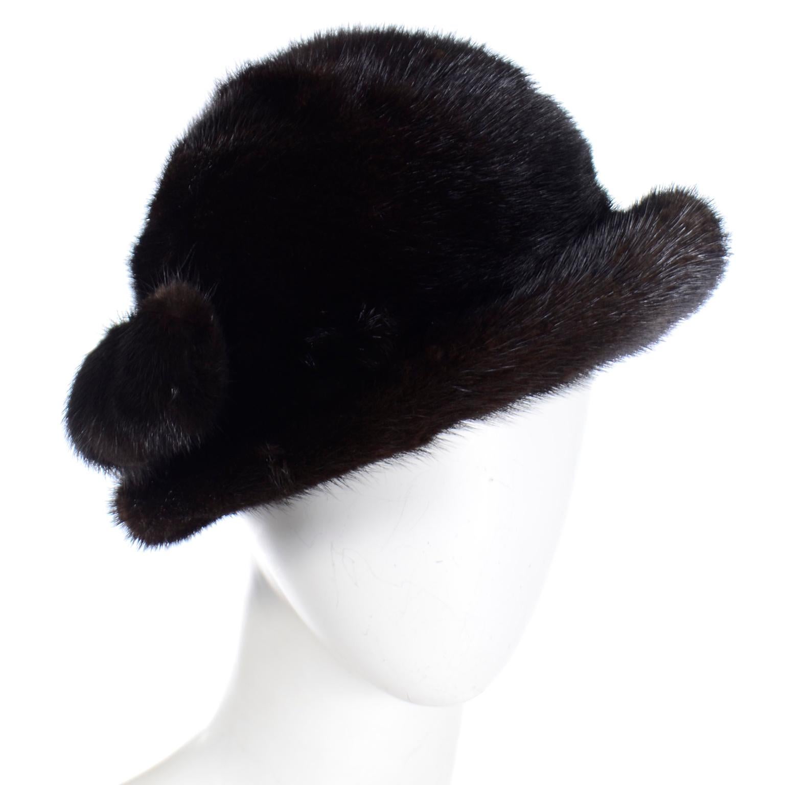 Dies ist ein luxuriöser Vintage Andre Mink Hut mit hübschem schwarzem Satinfutter und einem Paar Nerzbommeln. Dieser Hut mit umgedrehter Krempe wurde in Kanada hergestellt und misst innen 21