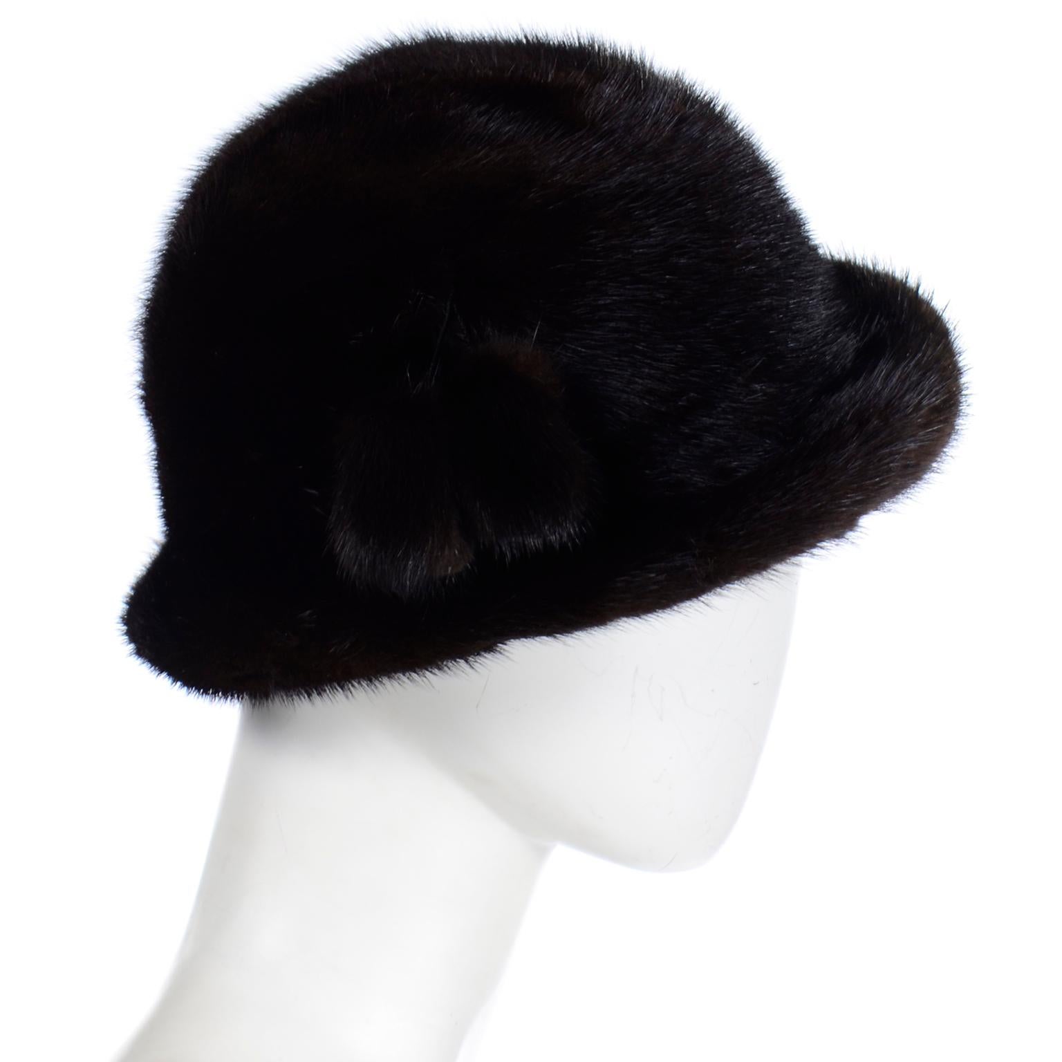 Andre Canada - Chapeau vintage en vison avec pompons - En vente sur 1stDibs