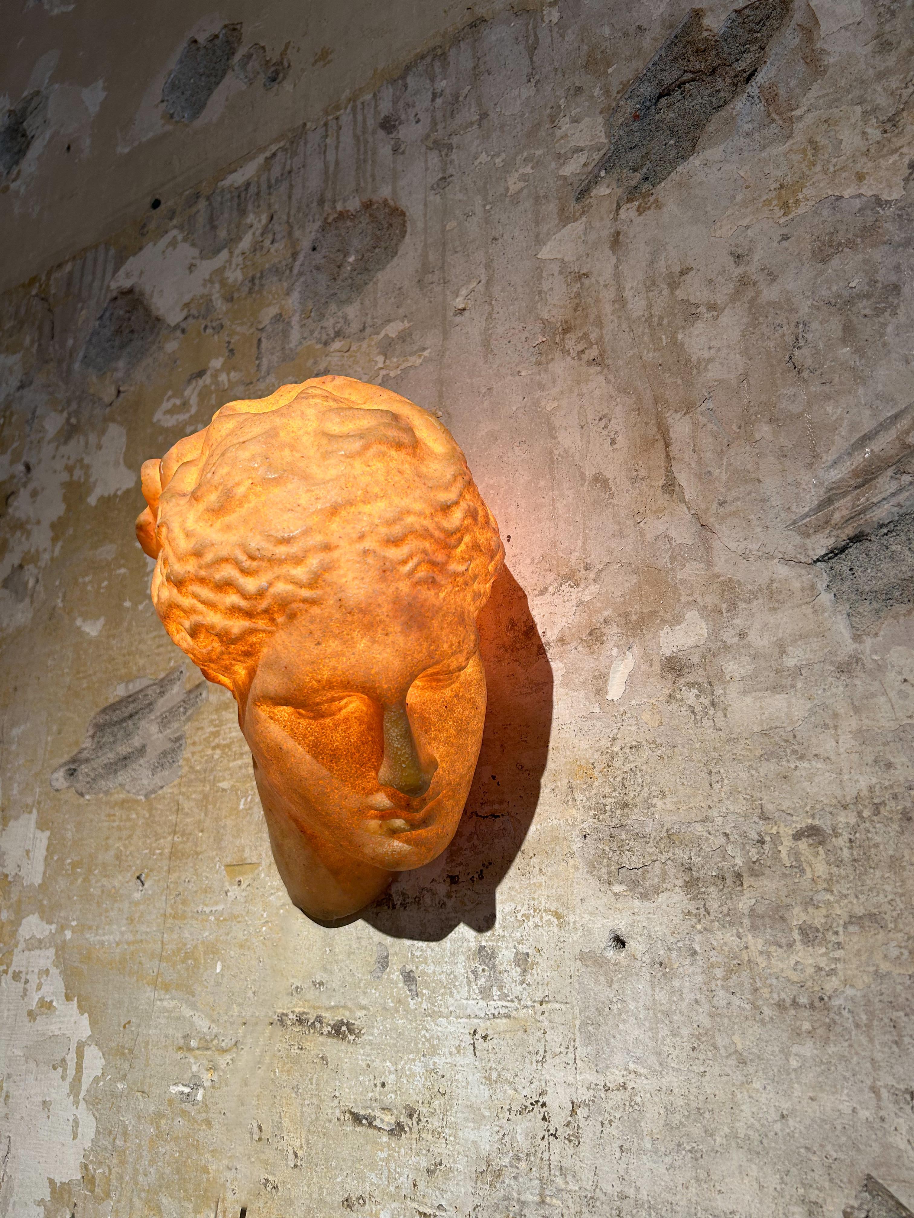 Intagliato a mano André Cazenave - Lampada da parete Aphrodite in vendita