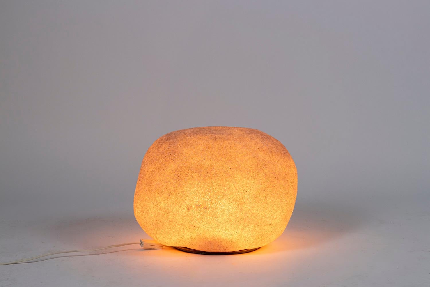 André Cazenave, attributed to.
Dora, edited by. 

Lamp in fiberglass and marble powder, in the shape of pebbles.

French work realized in the 1960s.

Dimensions : H 33 x W 46 x D 46 cm.